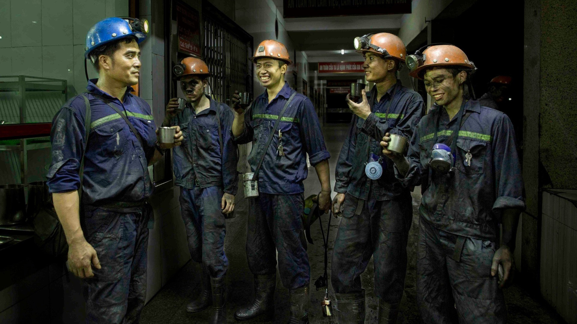 Phút nghỉ ngơi của những người thợ mỏ.