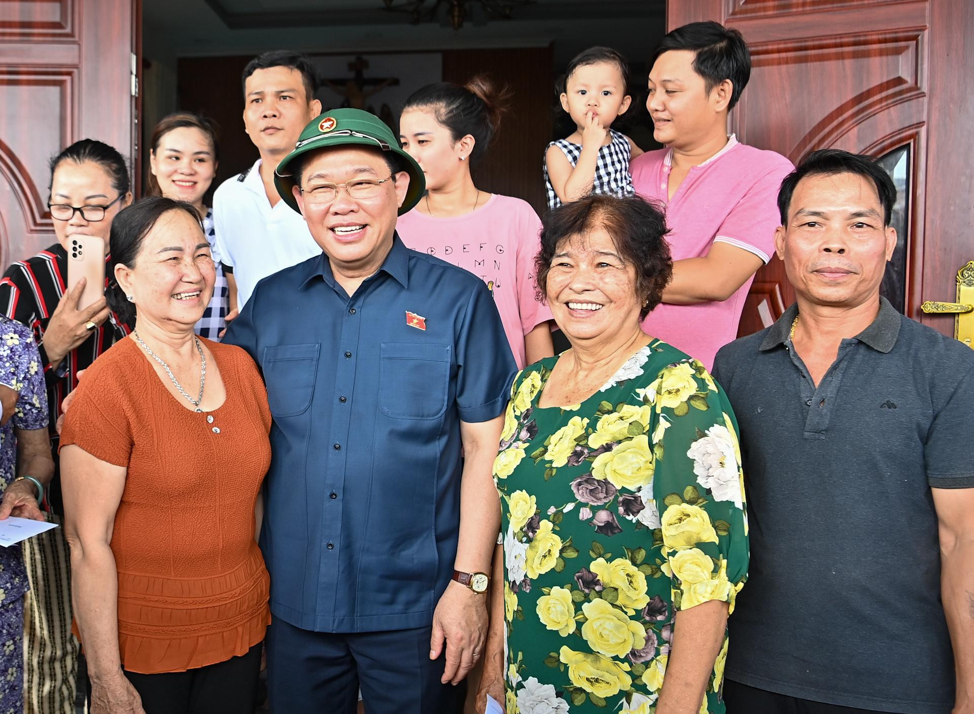 Chủ tịch Quốc hội Vương Đình Huệ với người dân tại khu tái định cư Lộc An-Bình Sơn.