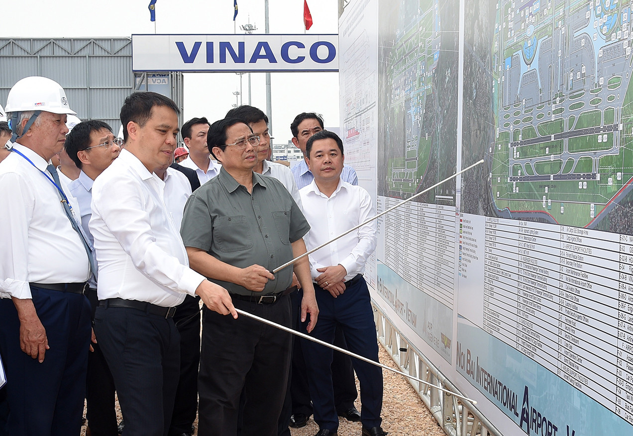 Thủ tướng Phạm Minh Chính xem báo cáo Dự án mở rộng Nhà ga hành khách T2, Cảng Hàng không quốc tế Nội Bài.