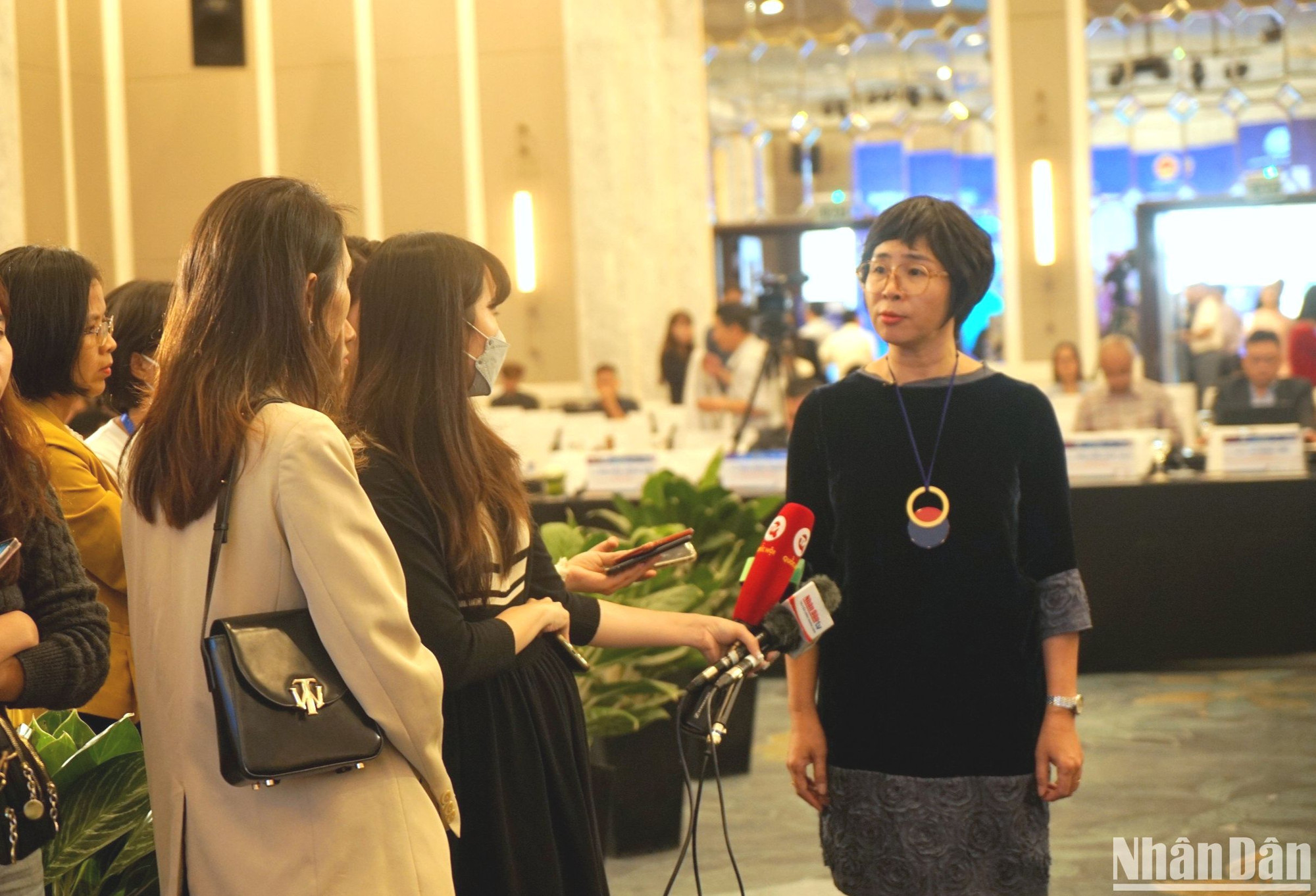 Bà Vũ Chi Mai, Giám đốc Dự án CASE tại Việt Nam, Tổ chức Hợp tác quốc tế Đức (GIZ) trả lời phỏng vấn báo chí bên lề diễn đàn. (Ảnh: TRUNG HƯNG)