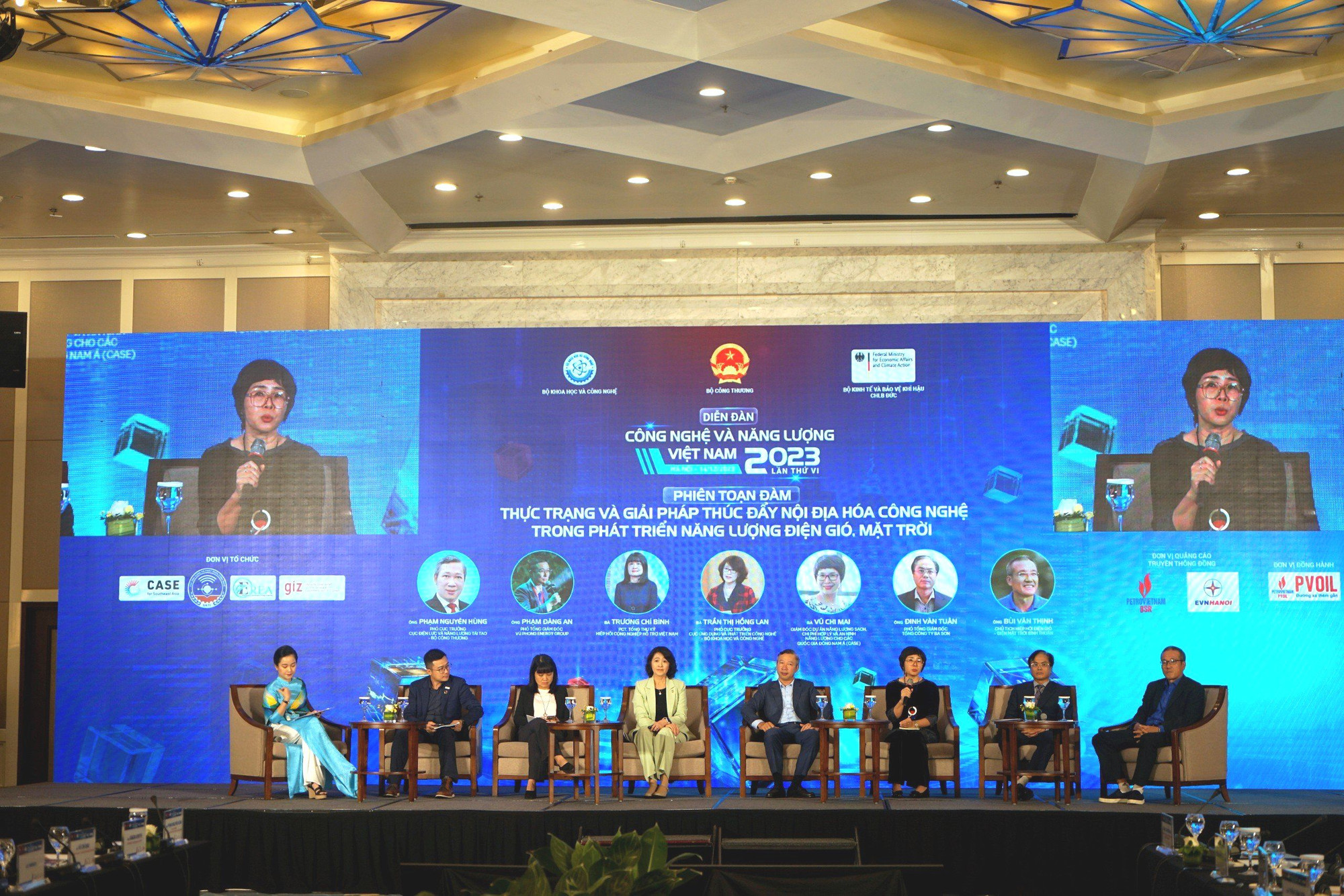 Các chuyên gia, diễn giả chia sẻ về thực trạng và giải pháp thúc đẩy nội địa hóa công nghệ trong phát triển năng lượng điện gió, mặt trời ở Việt Nam. (Ảnh: TRUNG HƯNG)