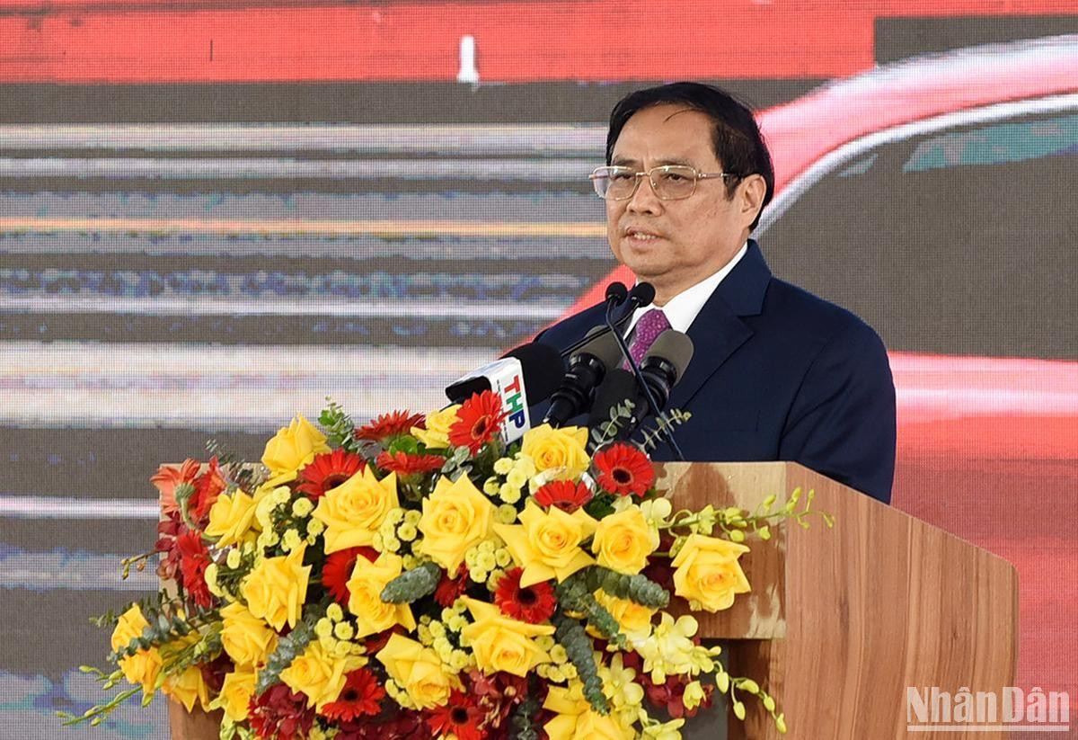 Phát biểu tại buổi lễ, Thủ tướng Phạm Minh Chính nhấn mạnh, phát triển ngành công nghiệp ô-tô là mong muốn của hầu hết các quốc gia, trong đó có Việt Nam. Thủ tướng cho rằng, đây là sự kiện có ý nghĩa nhiều mặt, dấu mốc quan trọng khi lần đầu tiên trong lịch sử, chiếc ô-tô điện sản xuất tại Việt Nam mang thương hiệu Việt chính thức góp mặt vào thị trường ô-tô toàn cầu.