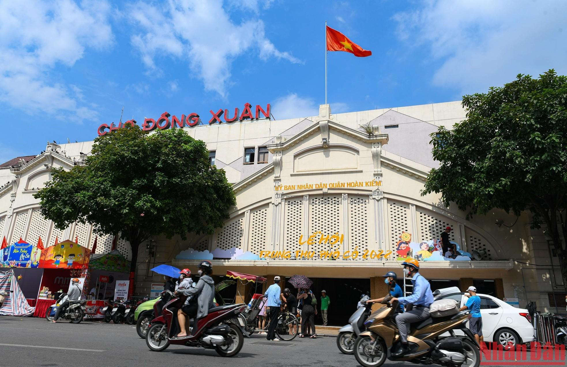 Cờ Tổ quốc tung bay trên nóc chợ Đồng Xuân.