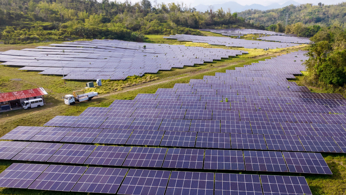 Trang trại năng lượng mặt trời ở Miagao, Iloilo, Philippines. (Ảnh: Shutterstock) Trang trại năng lượng mặt trời ở Miagao, Iloilo, Philippines. (Ảnh: Shutterstock)