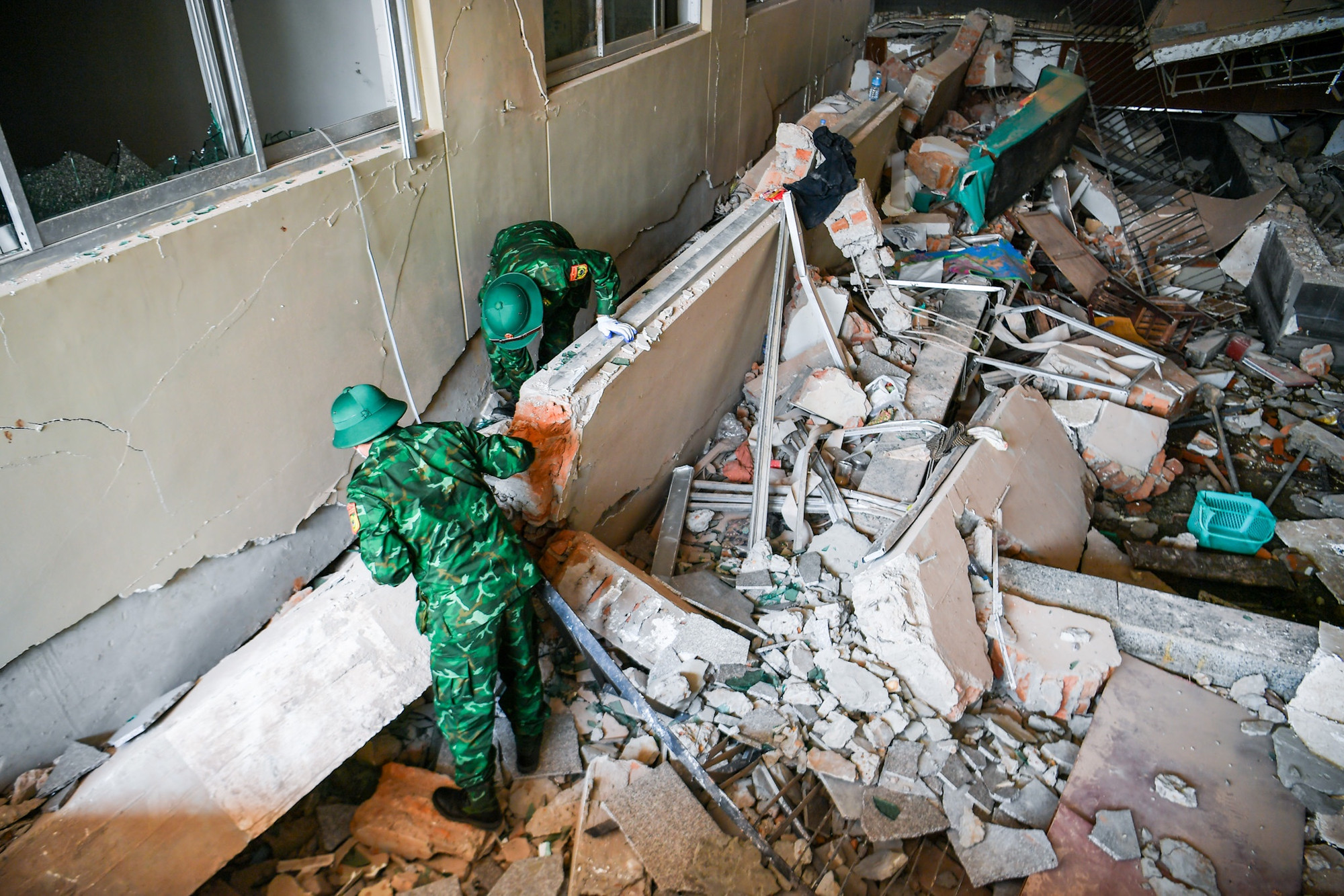 Bên trong hiện trường, rất nhiều bê-tông, gạch vữa đã lấp kín mặt sàn khiến cho công tác cứu nạn, cứu hộ gặp rất nhiều khó khăn.