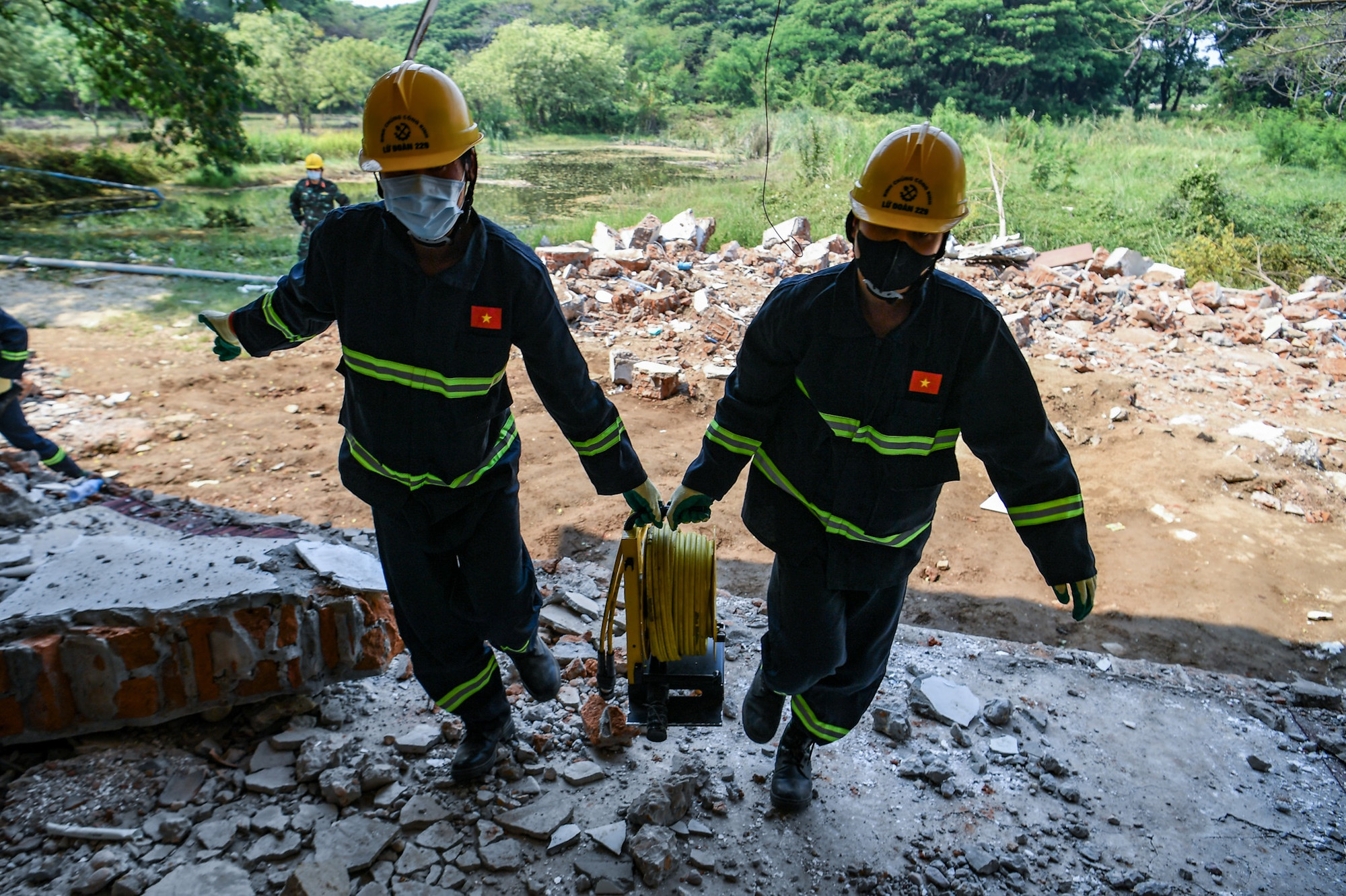 Chiều cùng ngày, lực lượng công binh mang theo máy móc tới hiện trường để tiến hành khoan phá, giải tỏa bê-tông.