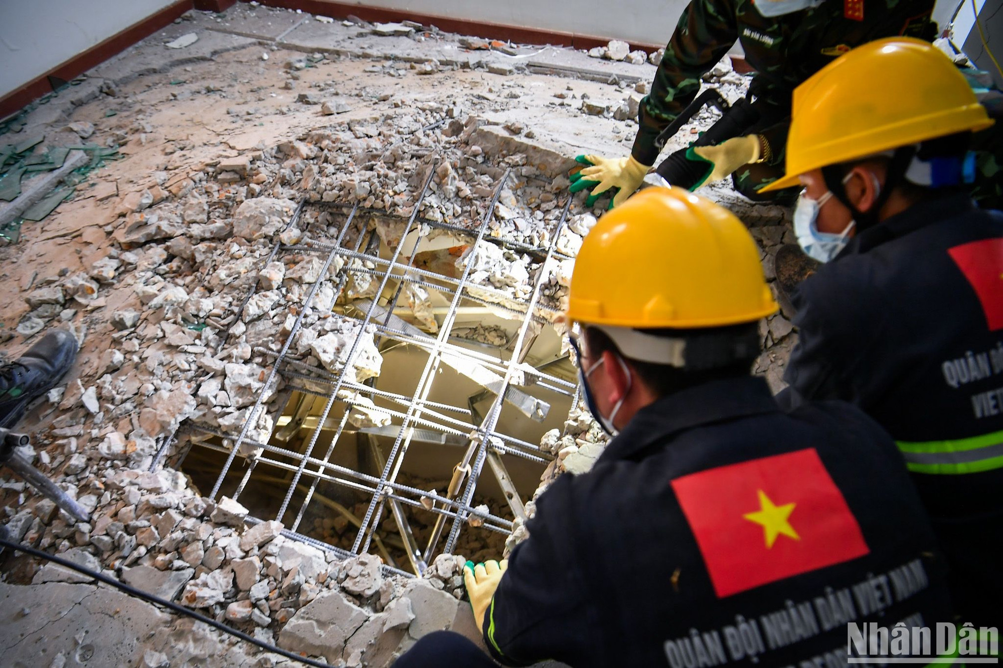 Lúc này, một "cửa sổ" mới được mở ra, tạo điều kiện cho lực lượng quan sát rộng hơn phía dưới để tìm kiếm các nạn nhân.