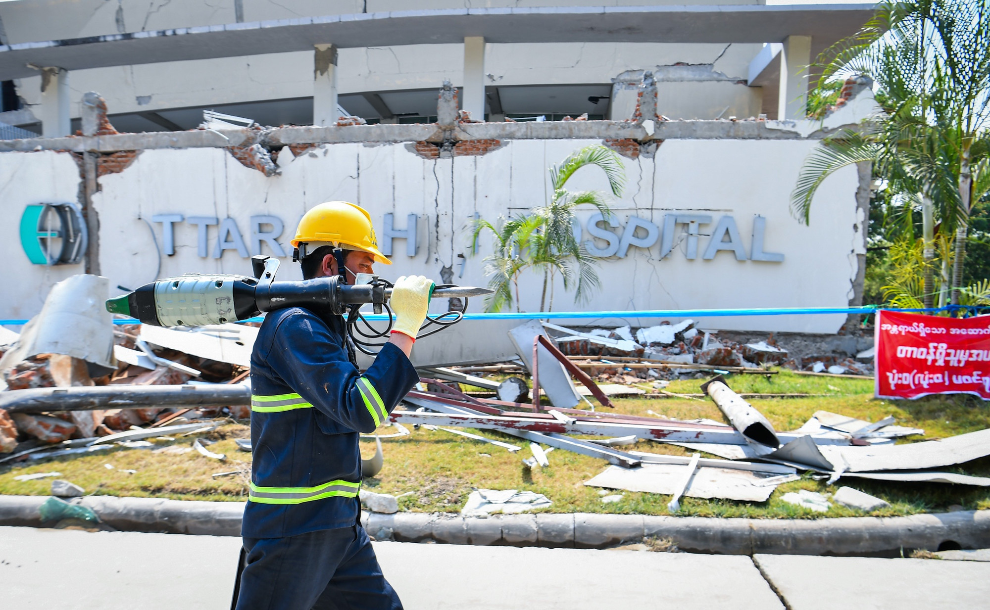 Chiều 1/4, theo kế hoạch, đoàn cứu nạn, cứu hộ Bộ Quốc phòng Việt Nam tiếp tục thực hiện nhiệm vụ tìm kiếm tại Bệnh viện Ottara Thiri (thủ đô Naypyidaw của Myanmar).