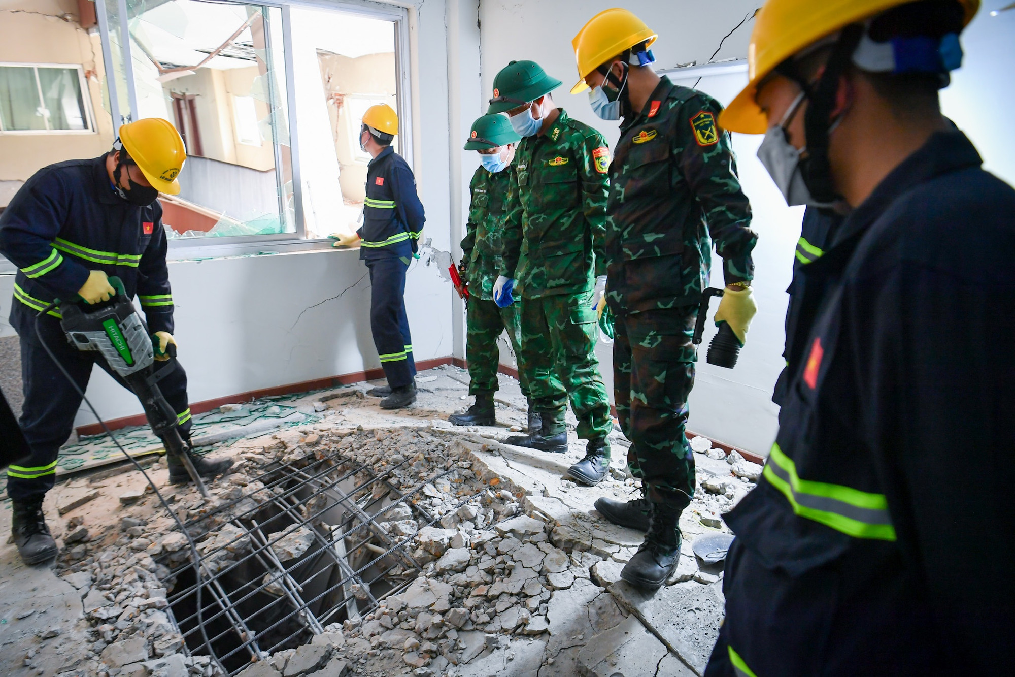 Do lớp sàn rất dày nên lực lượng cứu hộ phải dùng máy đục...