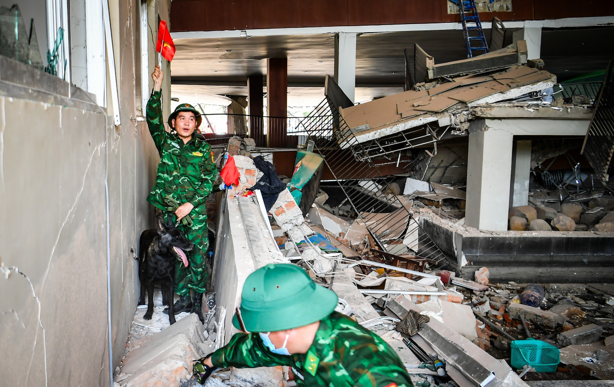 Lúc này, lực lượng cứu hộ tiến hành cắm cờ, đánh dấu trước khi sử dụng thiết bị của công binh để kiểm tra lại, xác định vị trí chính xác.
