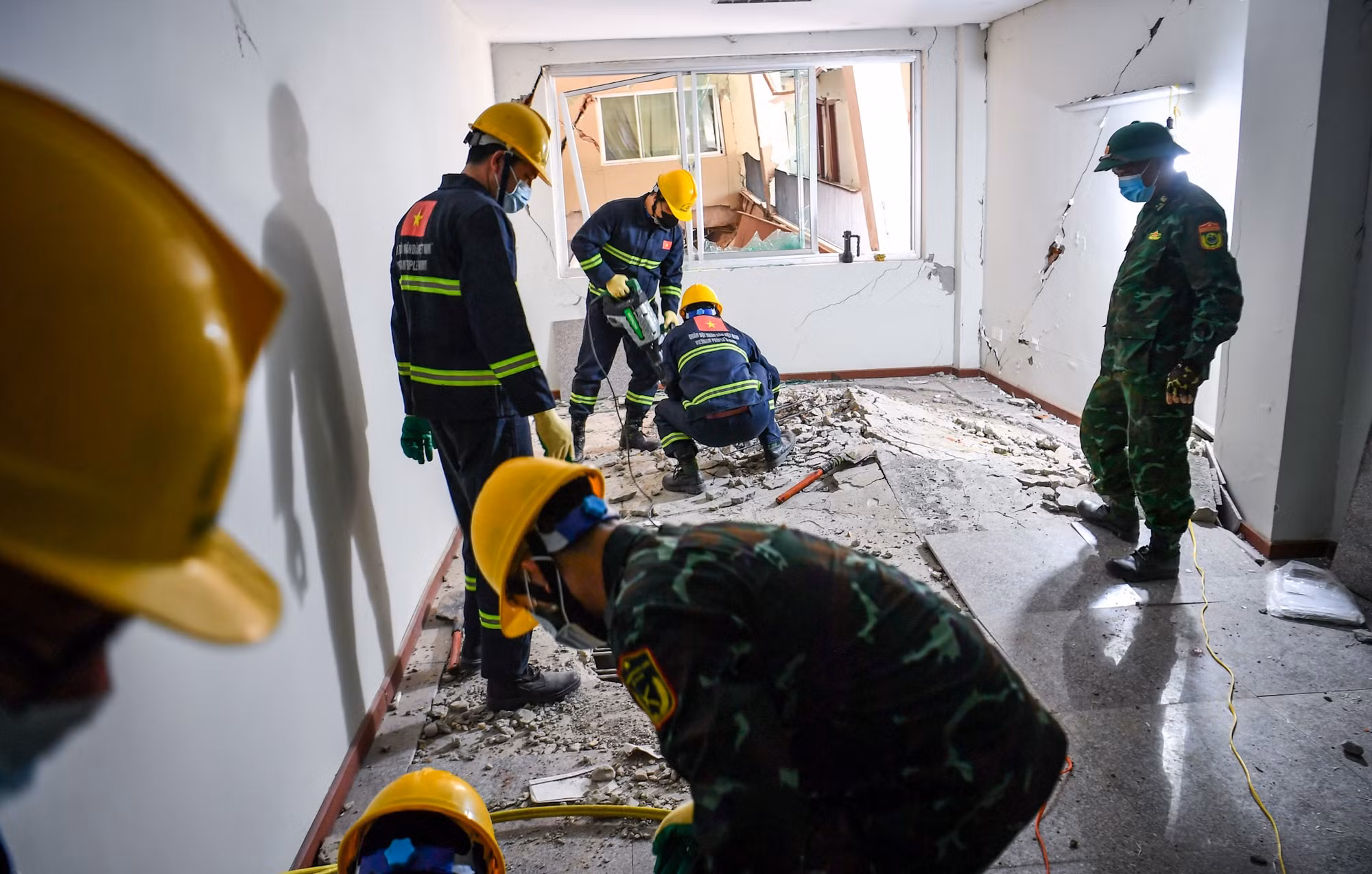 Công tác tìm kiếm được tiến hành khẩn trương dưới cái nóng lên tới 40 độ C, kèm theo mùi hôi khó chịu.