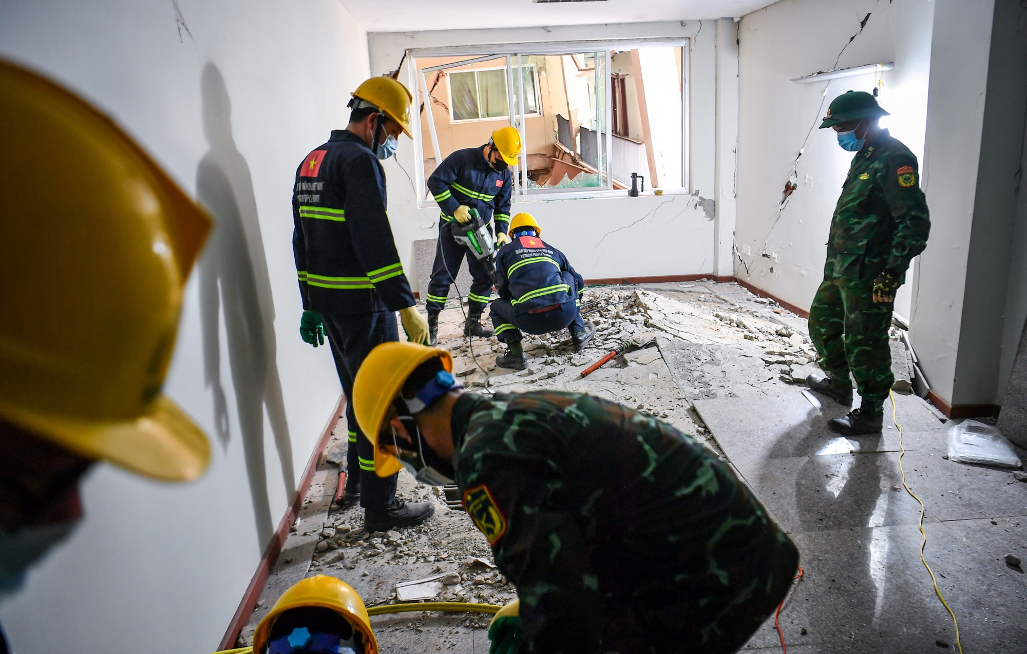 Công tác tìm kiếm được tiến hành khẩn trương dưới cái nóng lên tới 40 độ C, kèm theo mùi hôi khó chịu.