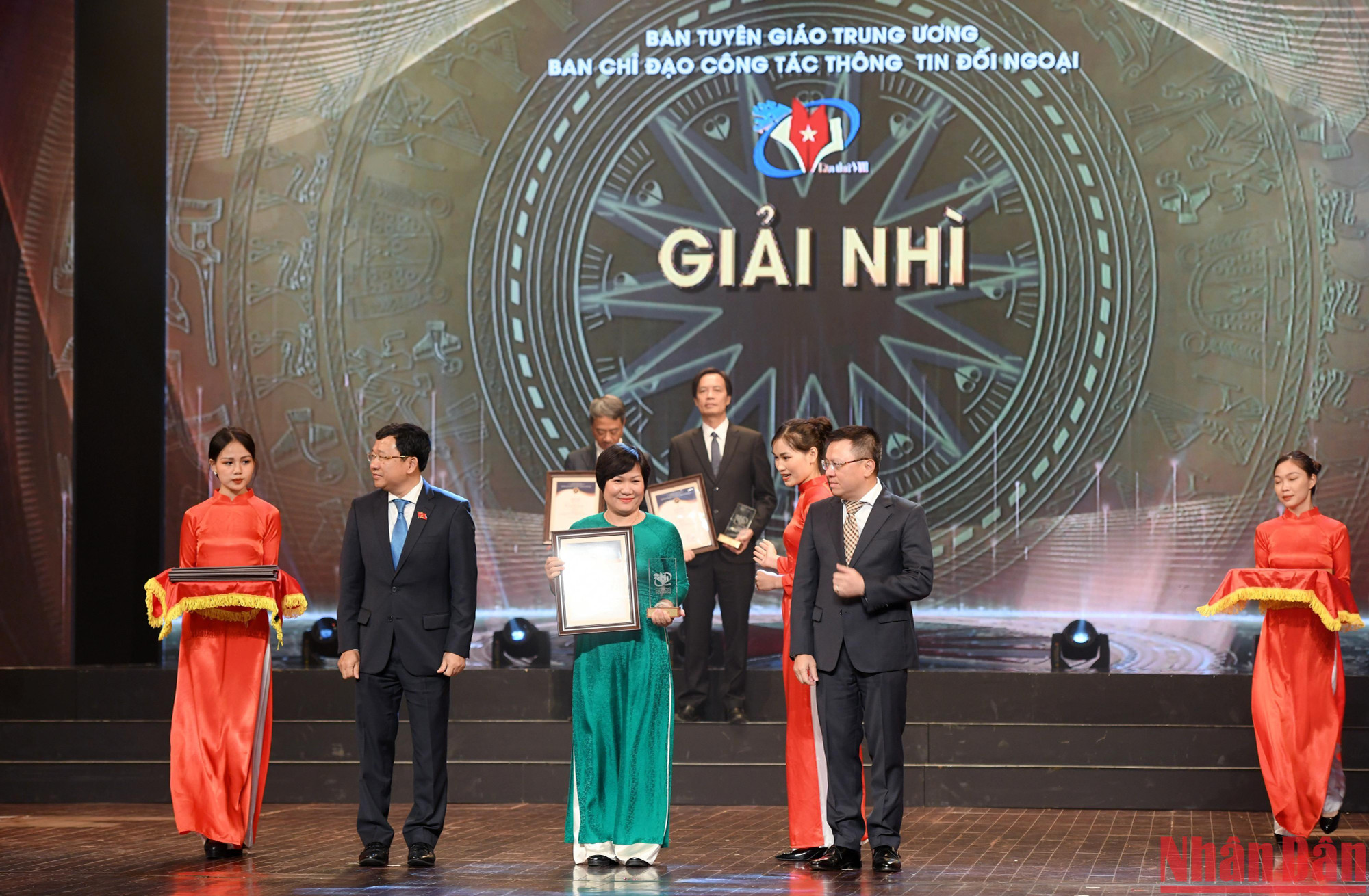 Đại diện nhóm tác giả của Báo Nhân Dân đoạt giải Nhì lên nhận giải. Đại diện nhóm tác giả của Báo Nhân Dân đoạt giải Nhì lên nhận giải.