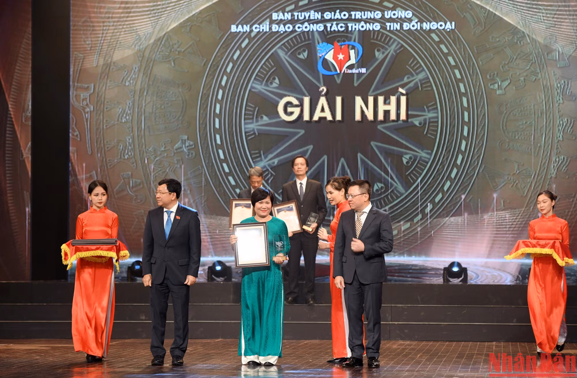 Đại diện nhóm tác giả của Báo Nhân Dân đoạt giải Nhì lên nhận giải.