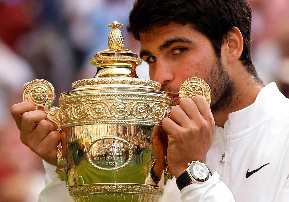 Carlos Alcaraz ăn mừng với chiếc cúp vô địch Wimbledon. (Ảnh: Reuters)