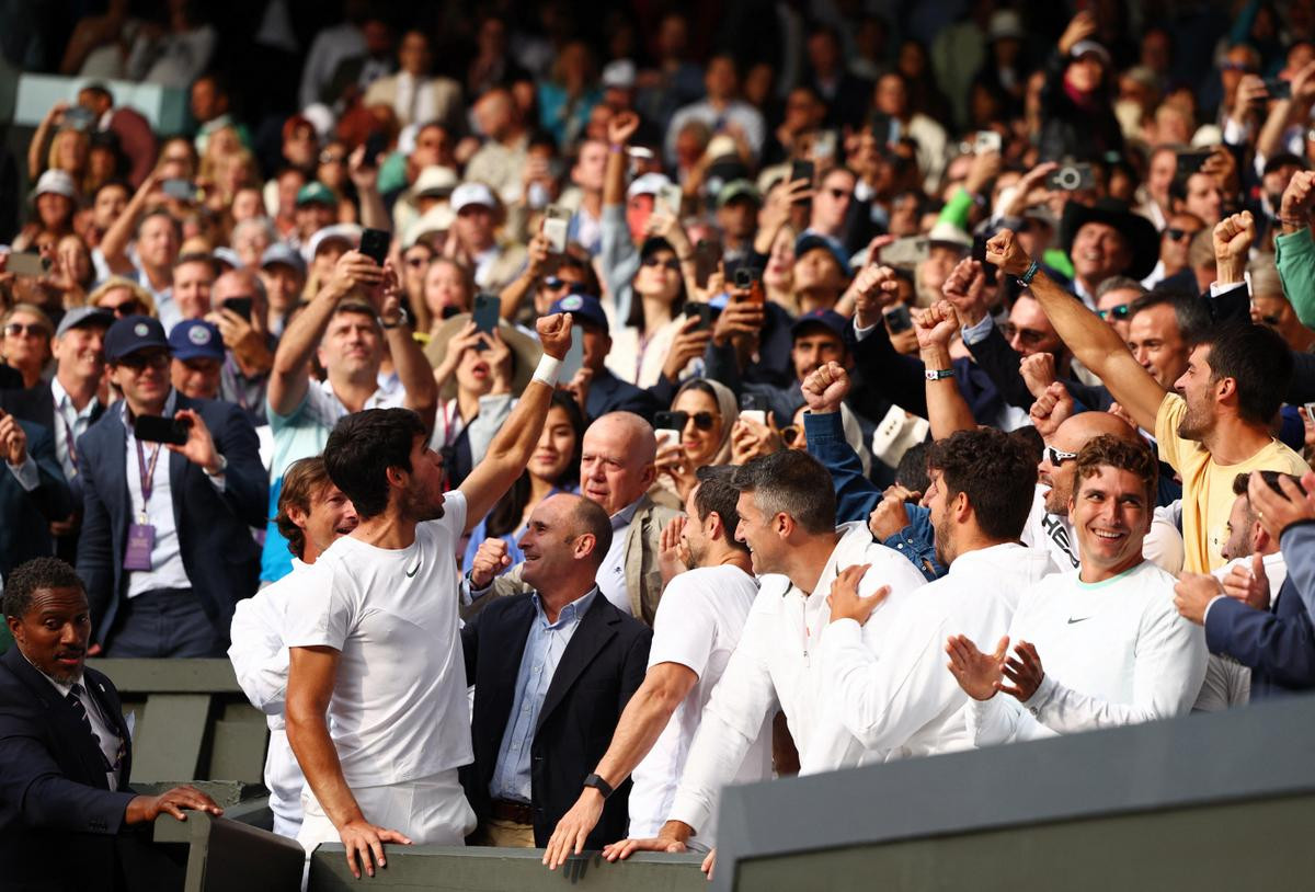 Chiến thắng của Alcaraz cũng tiếp tục làm dấy lên những tranh luận sôi nổi về một cuộc chuyển giao thế hệ trong làng banh nỉ, khi Djokovic đã 36 tuổi, trong khi 2 thành viên còn lại trong nhóm “Bộ ba” tay vợt huyền thoại là Roger Federer đã giải nghệ, còn Rafael Nadal vẫn đang phải chật vật với chấn thương và chưa hẹn ngày trở lại. (Ảnh: Reuters)