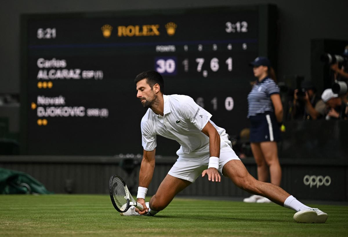 Còn đối với Djokovic, thất bại này khiến tay vợt 36 tuổi vẫn chỉ có 7 danh hiệu Grand Slam trên mặt sân cỏ Wimbledon, qua đó chưa thể san bằng được kỷ lục 8 chức vô địch mà Roger Federer đang nắm giữ, đồng thời cũng bỏ lỡ cơ hội thiết lập nên kỷ lục giành 24 danh hiệu Grand Slam danh giá. (Ảnh: Reuters)