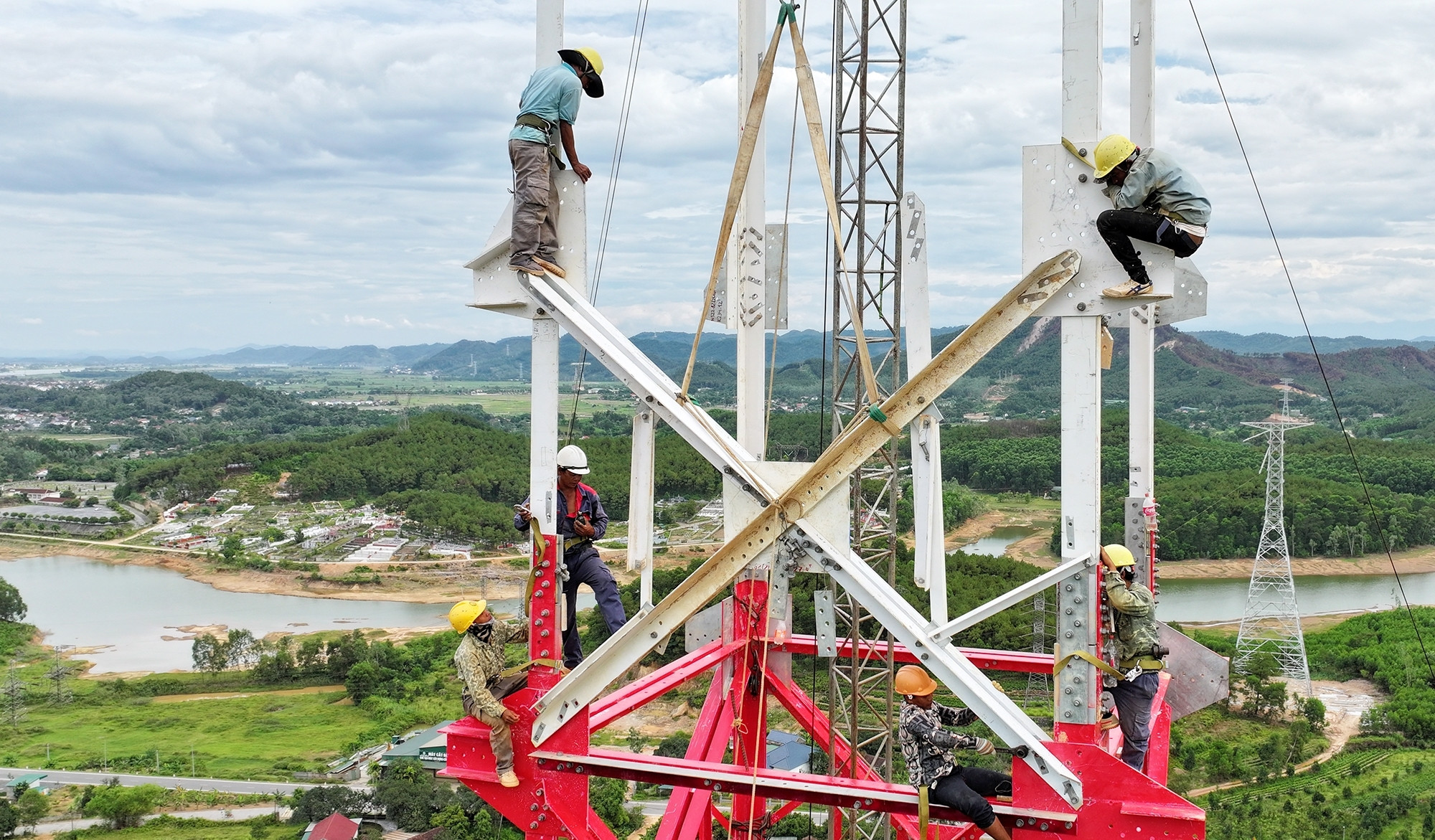 Thi công trên cao đòi hỏi người lao động vừa phải có sức khỏe, vừa phải bảo đảm về an toàn và kỹ thuật cao hơn so với lắp đặt trên mặt đất. (Ảnh: TUẤN HUY)