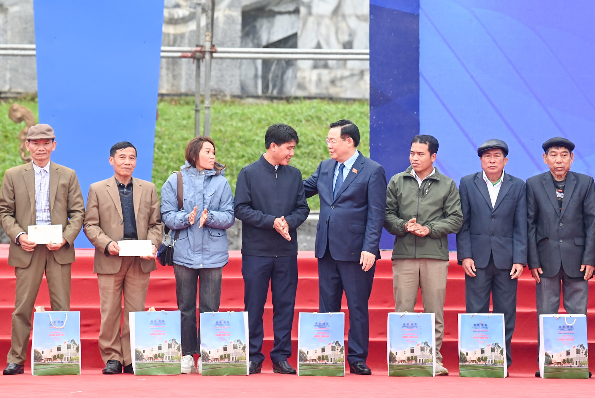 Chủ tịch Quốc hội Vương Đình Huệ trao quà cho già làng, trưởng bản, người có uy tín trong cộng đồng dân tộc thiểu số tỉnh Nghệ An. Chủ tịch Quốc hội Vương Đình Huệ trao quà cho già làng, trưởng bản, người có uy tín trong cộng đồng dân tộc thiểu số tỉnh Nghệ An.