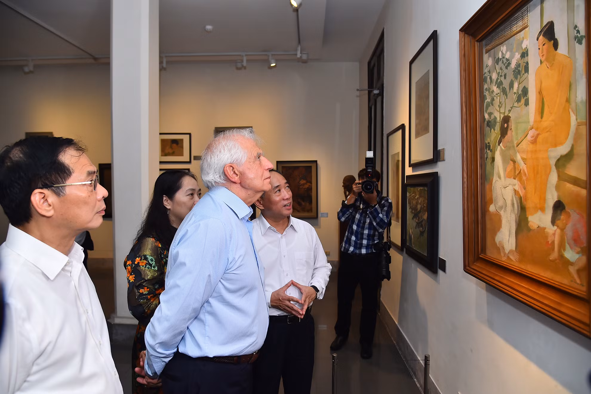 Bộ trưởng Ngoại giao Bùi Thanh Sơn và Phó Chủ tịch Ủy ban châu Âu Josep Borell Fontelles chiêm ngưỡng bức tranh "Hai thiếu nữ và em bé" của họa sĩ Tô Ngọc Vân.