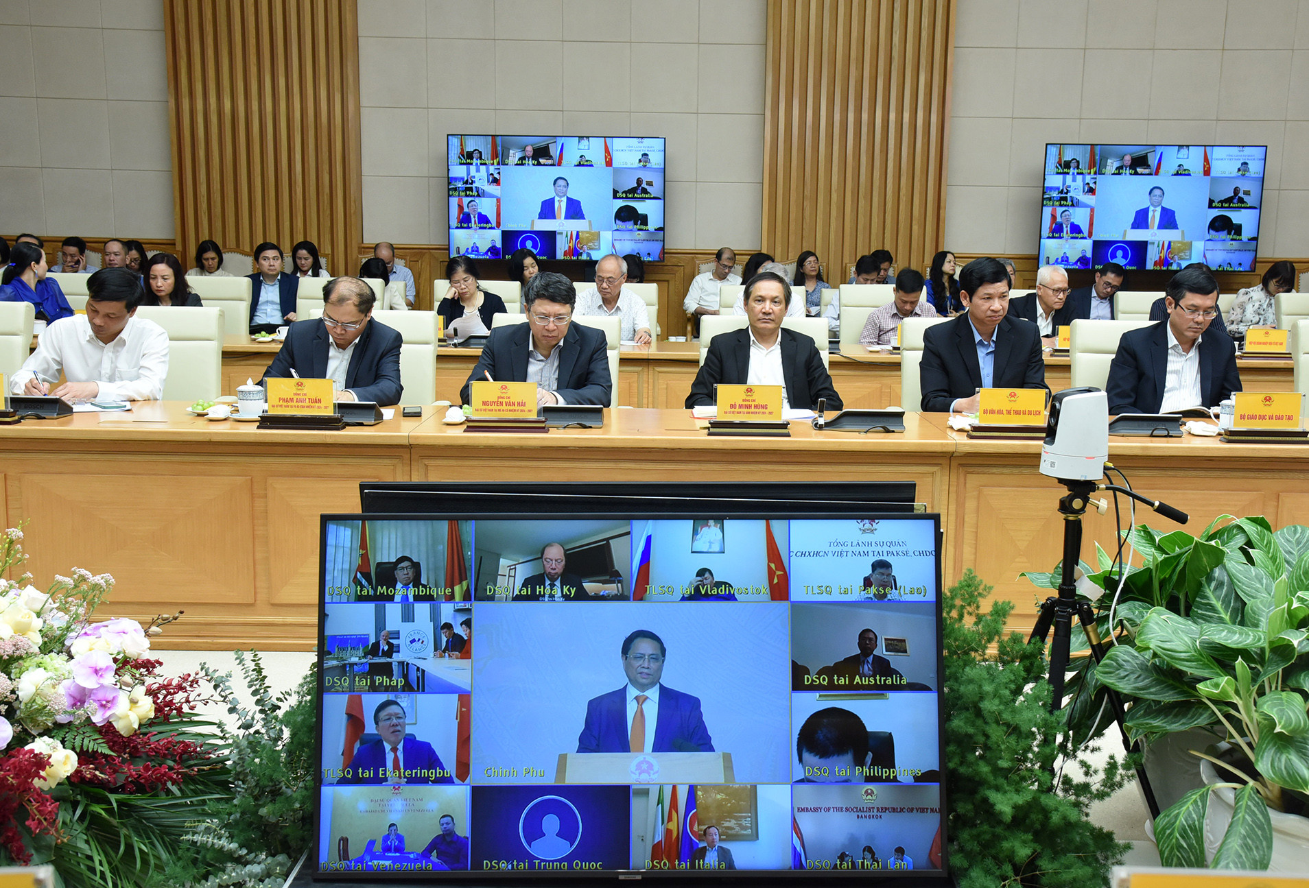 Hội nghị được tổ chức trực tiếp kết hợp trực tuyến tại đầu cầu Trụ sở Chính phủ với đầu cầu các cơ quan đại diện Việt Nam ở nước ngoài và Ủy ban nhân dân các tỉnh, thành phố trực thuộc Trung ương.