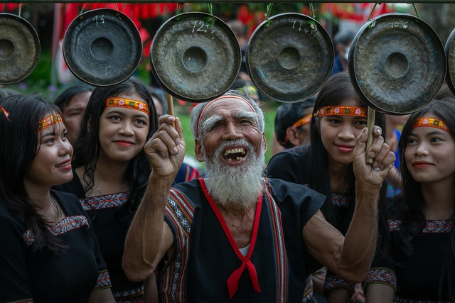 Tác phẩm "Khoảnh khắc vui vẻ" - tác giả Nguyễn Linh Vinh Quốc. Tác phẩm "Khoảnh khắc vui vẻ" - tác giả Nguyễn Linh Vinh Quốc.
