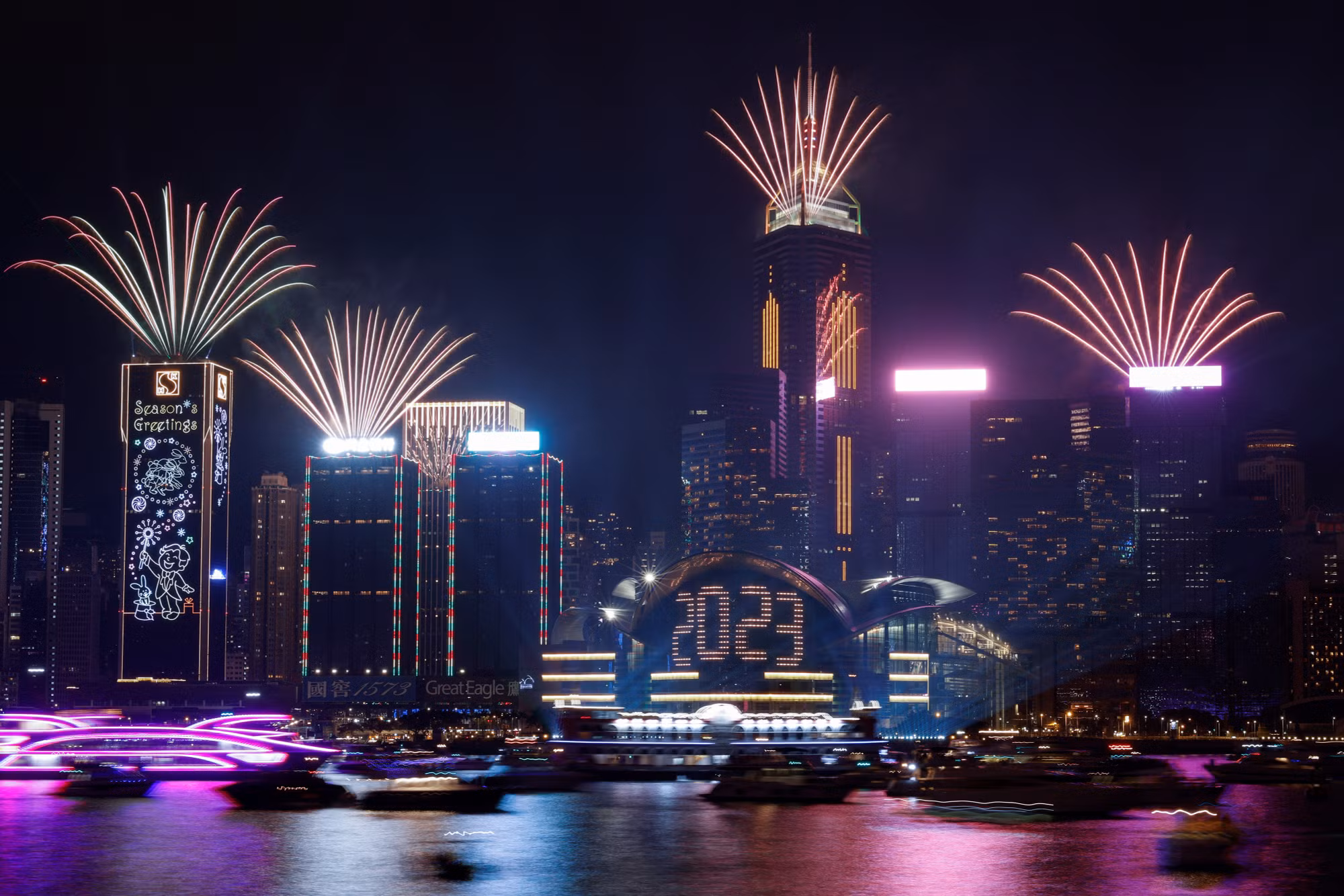 Pháo hoa bừng sáng cảng Victoria chào mừng năm mới ở Hồng Kông (Trung Quốc), ngày 1/1/2023. (Ảnh: Reuters)