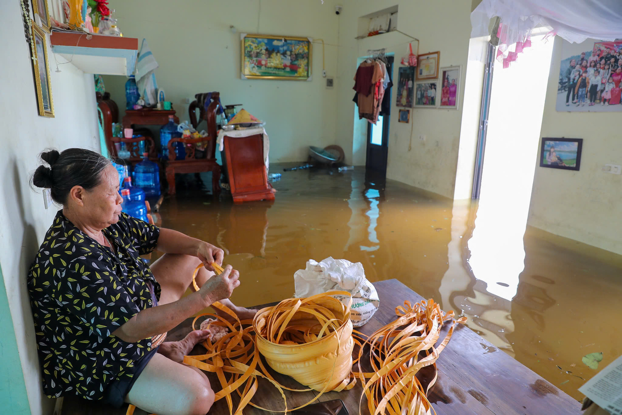 Nước rút chậm, người dân gặp khó khăn trong sinh hoạt. Nước rút chậm, người dân gặp khó khăn trong sinh hoạt.