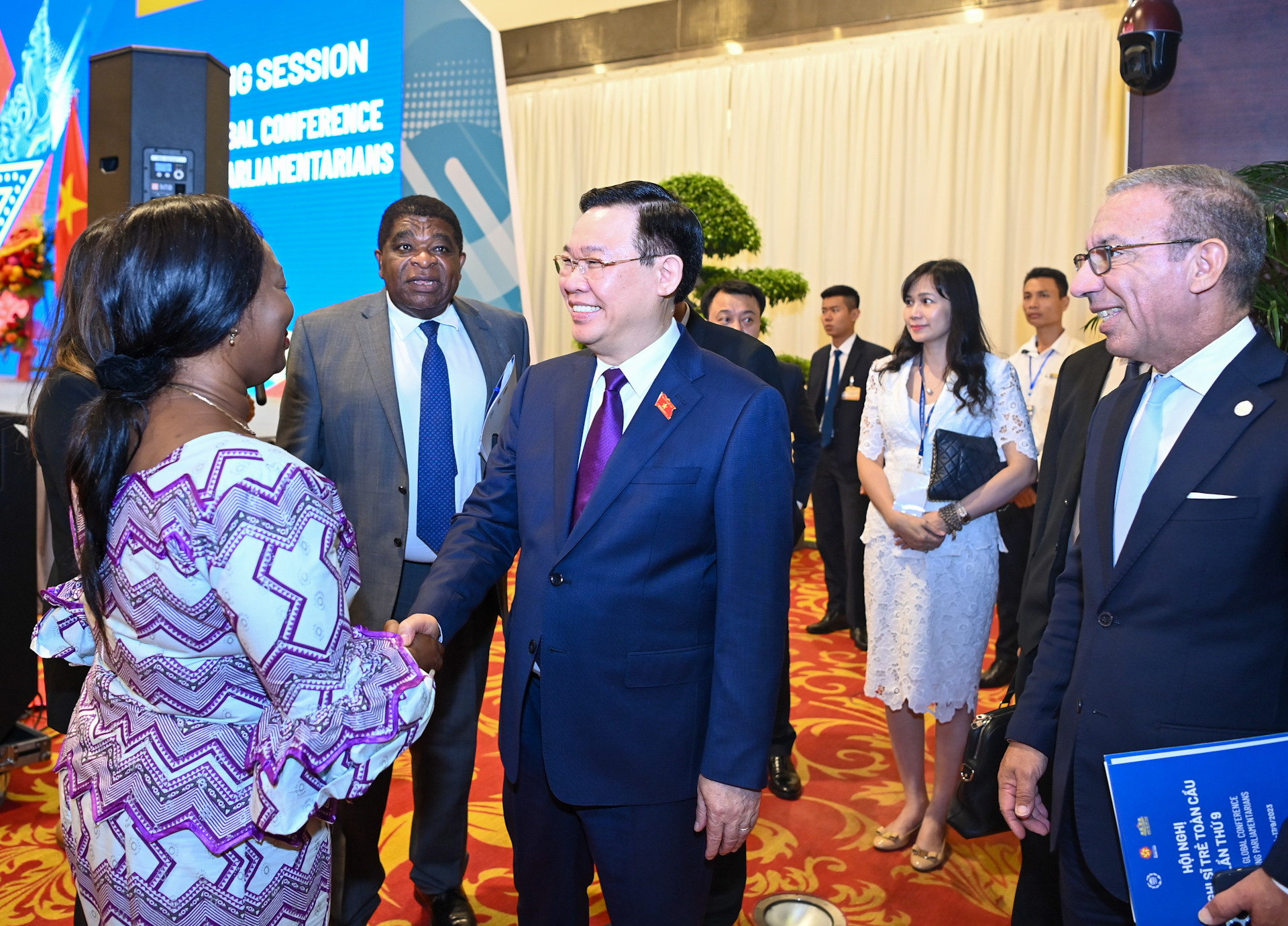 Chủ tịch Quốc hội Vương Đình Huệ với các đại biểu dự hội nghị.