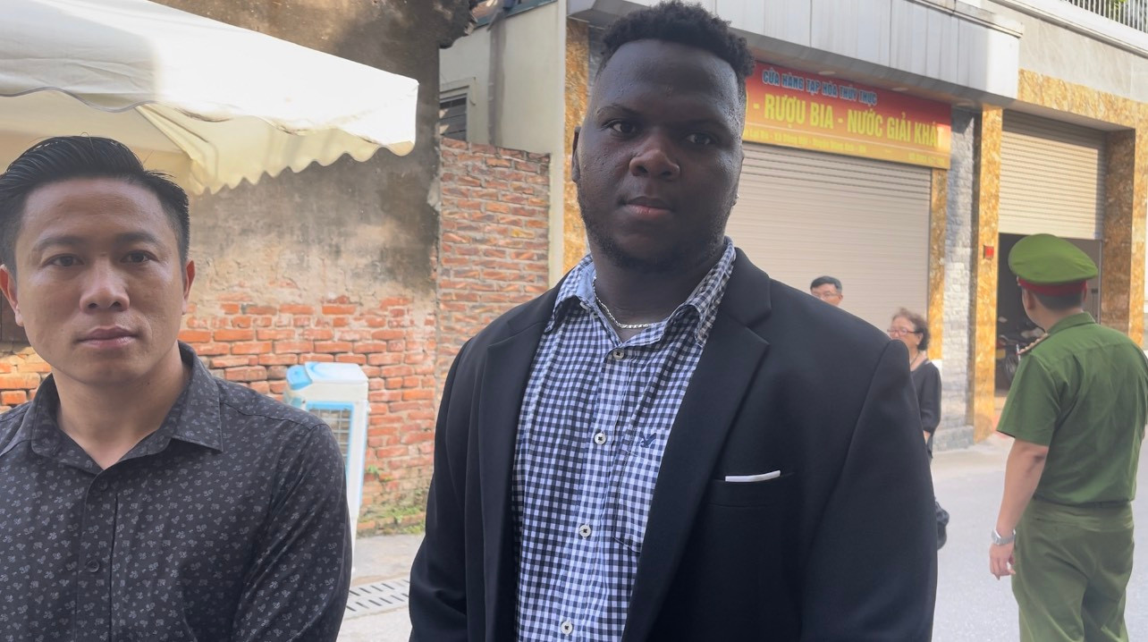 Sáng sớm 26/7, anh Eltonbritis đã cùng người bạn của mình đến Lại Đà viếng Tổng Bí thư Nguyễn Phú Trọng.