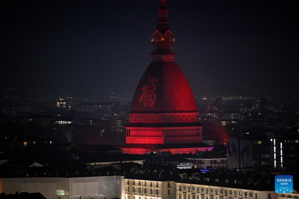 Tòa nhà Mole Antonelliana tại Turin, Italia được chiếu sáng màu đỏ với chữ Hán tự mang ý nghĩa may mắn chào mừng Tết Nguyên đán. (Ảnh: Xinhua) Tòa nhà Mole Antonelliana tại Turin, Italia được chiếu sáng màu đỏ với chữ Hán tự mang ý nghĩa may mắn chào mừng Tết Nguyên đán. (Ảnh: Xinhua)