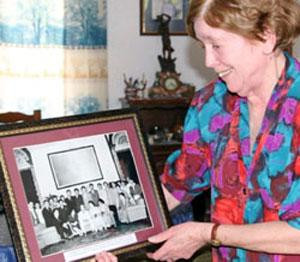 Bà Raymonde Dien và bức ảnh chụp cùng Bác Hồ năm 1956.