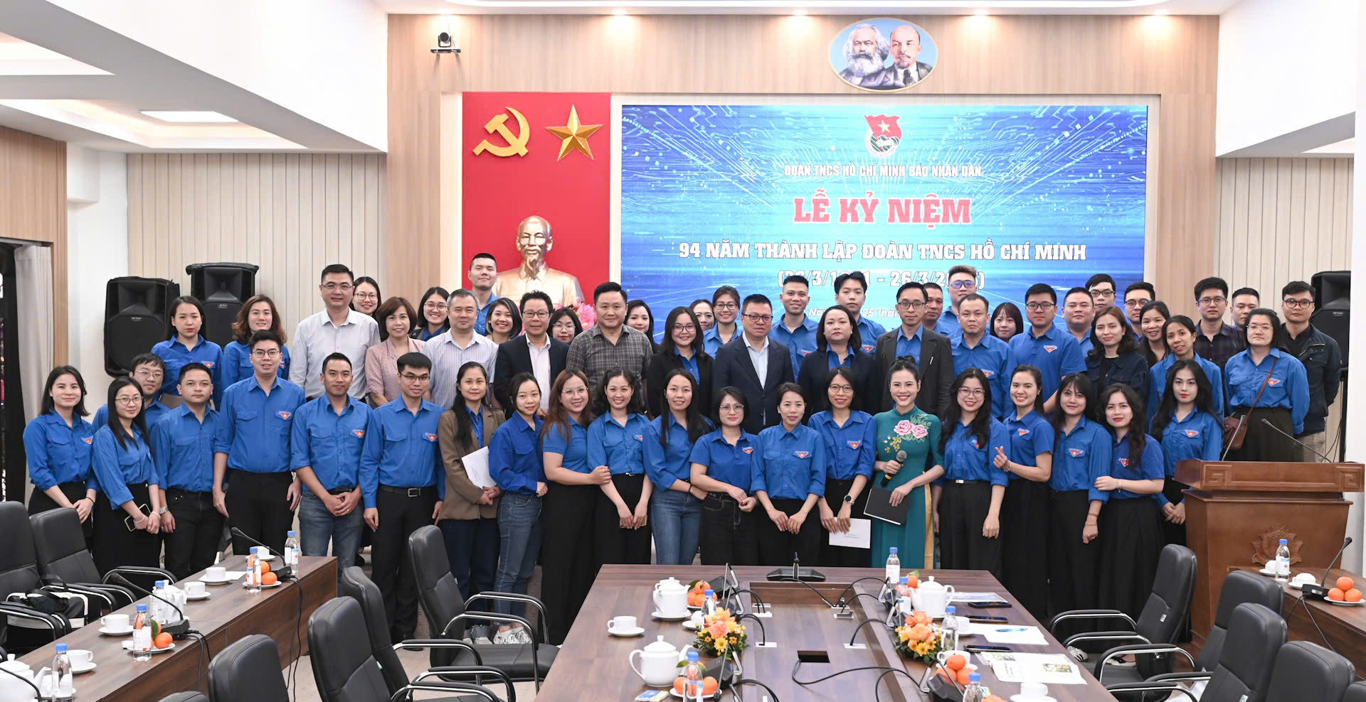 Các đại biểu và các đoàn viên, thanh niên Báo Nhân Dân chụp ảnh lưu niệm. (Ảnh: BÙI GIANG) Các đại biểu và các đoàn viên, thanh niên Báo Nhân Dân chụp ảnh lưu niệm. (Ảnh: BÙI GIANG)