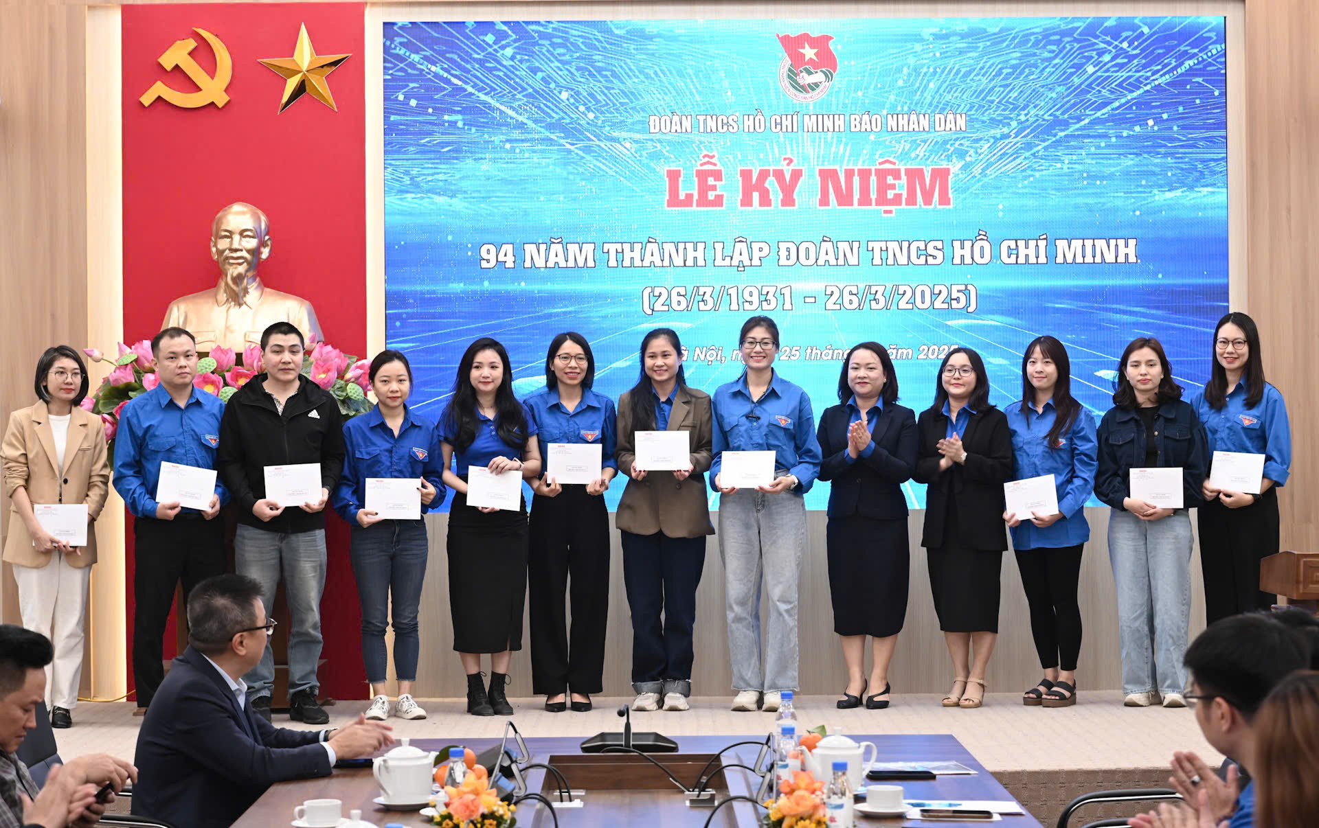 Các đoàn viên, thanh niên Báo Nhân Dân được trao quyết định trưởng thành Đoàn tại lễ kỷ niệm. (Ảnh: BÙI GIANG) Các đoàn viên, thanh niên Báo Nhân Dân được trao quyết định trưởng thành Đoàn tại lễ kỷ niệm. (Ảnh: BÙI GIANG)