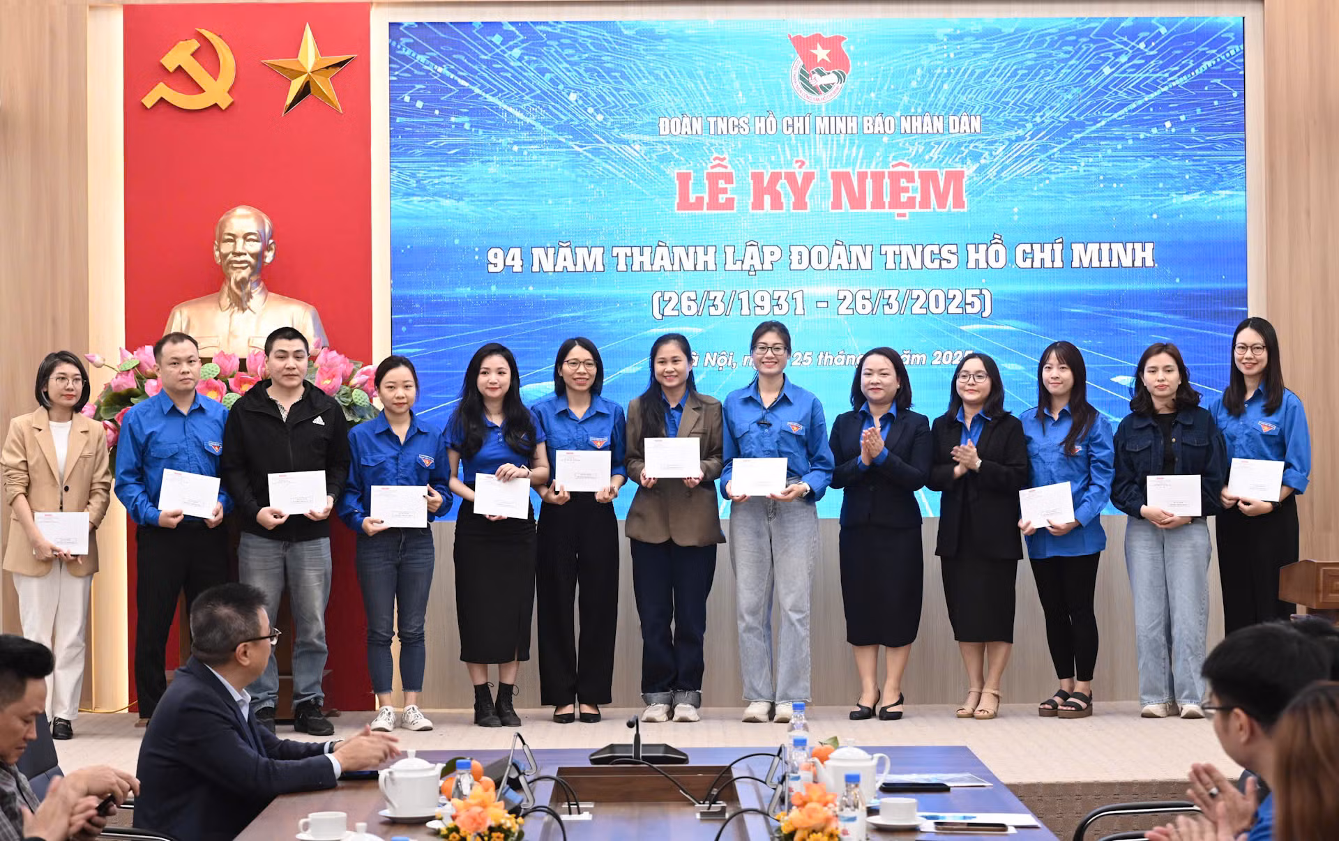 Các đoàn viên, thanh niên Báo Nhân Dân được trao quyết định trưởng thành Đoàn tại lễ kỷ niệm. (Ảnh: BÙI GIANG)