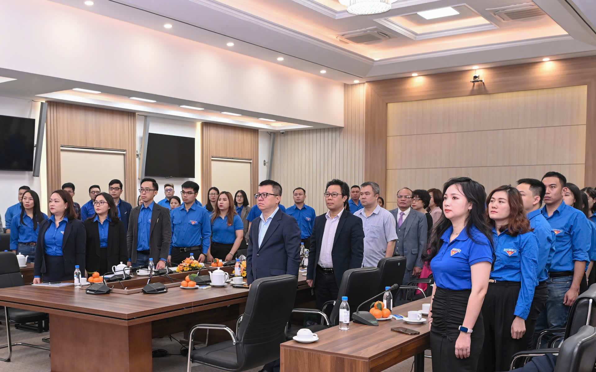 Các đại biểu làm lễ chào cờ. (Ảnh: BÙI GIANG) Các đại biểu làm lễ chào cờ. (Ảnh: BÙI GIANG)