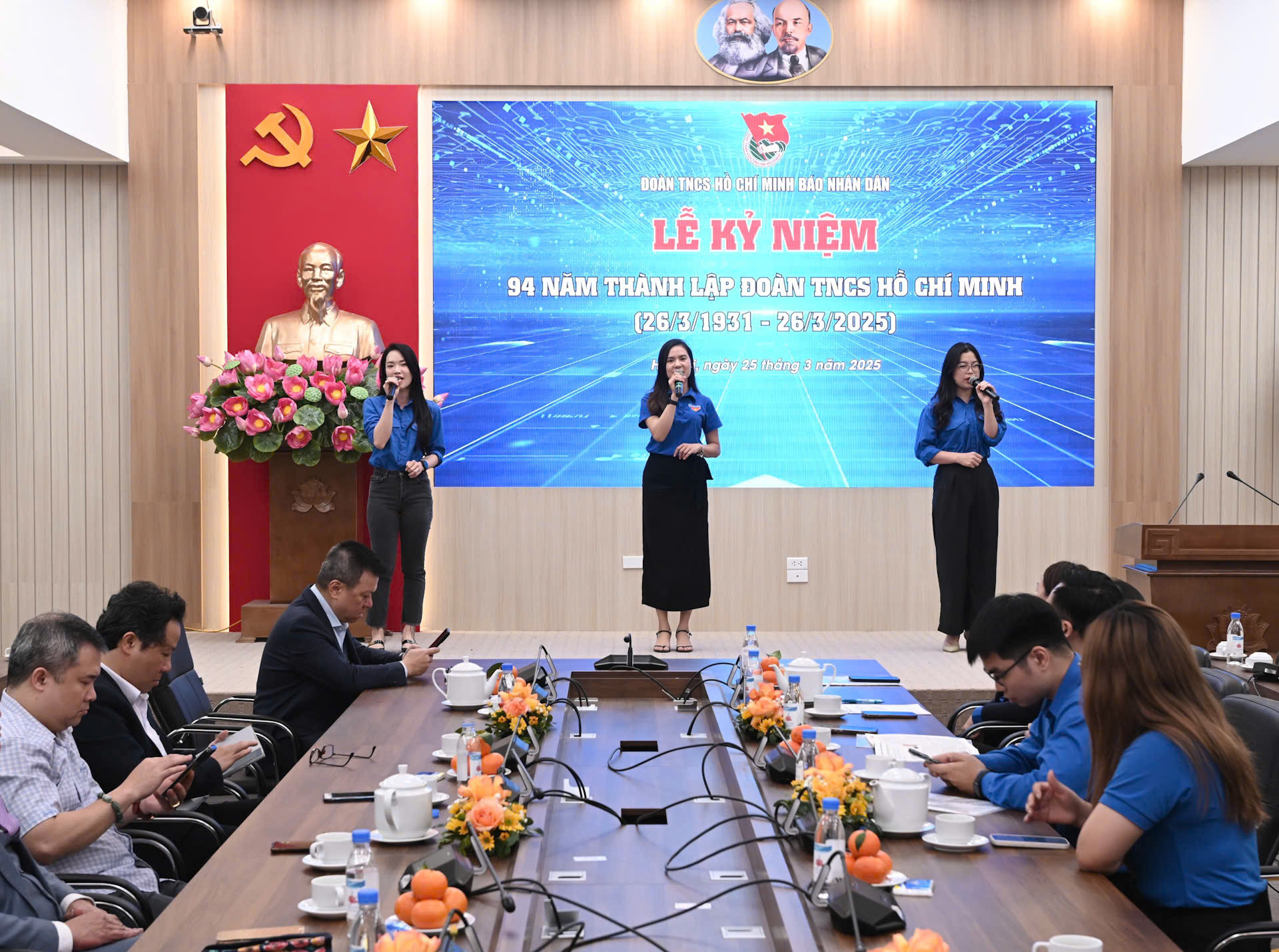 Tiết mục văn nghệ tại lễ kỷ niệm do các đoàn viên, thanh niên Báo Nhân Dân thể hiện. (Ảnh: BÙI GIANG) Tiết mục văn nghệ tại lễ kỷ niệm do các đoàn viên, thanh niên Báo Nhân Dân thể hiện. (Ảnh: BÙI GIANG)