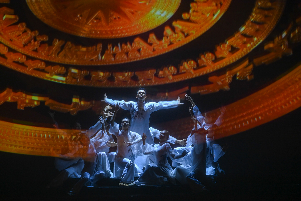 Màn trình diễn âm thanh, ánh sáng đặc sắc cùng phần biểu diễn của các nghệ sĩ múa mở đầu chương trình nghệ thuật.