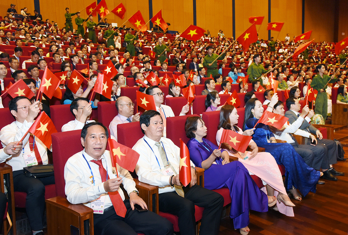 700 đại biểu điển hình tiên tiến dự Hội nghị là những bông hoa tươi thắm trong phong trào thi đua yêu nước, là những tấm gương tiêu biểu, đại diện cho hàng triệu tập thể, cá nhân tiêu biểu, xuất sắc trên mọi miền của Tổ quốc.