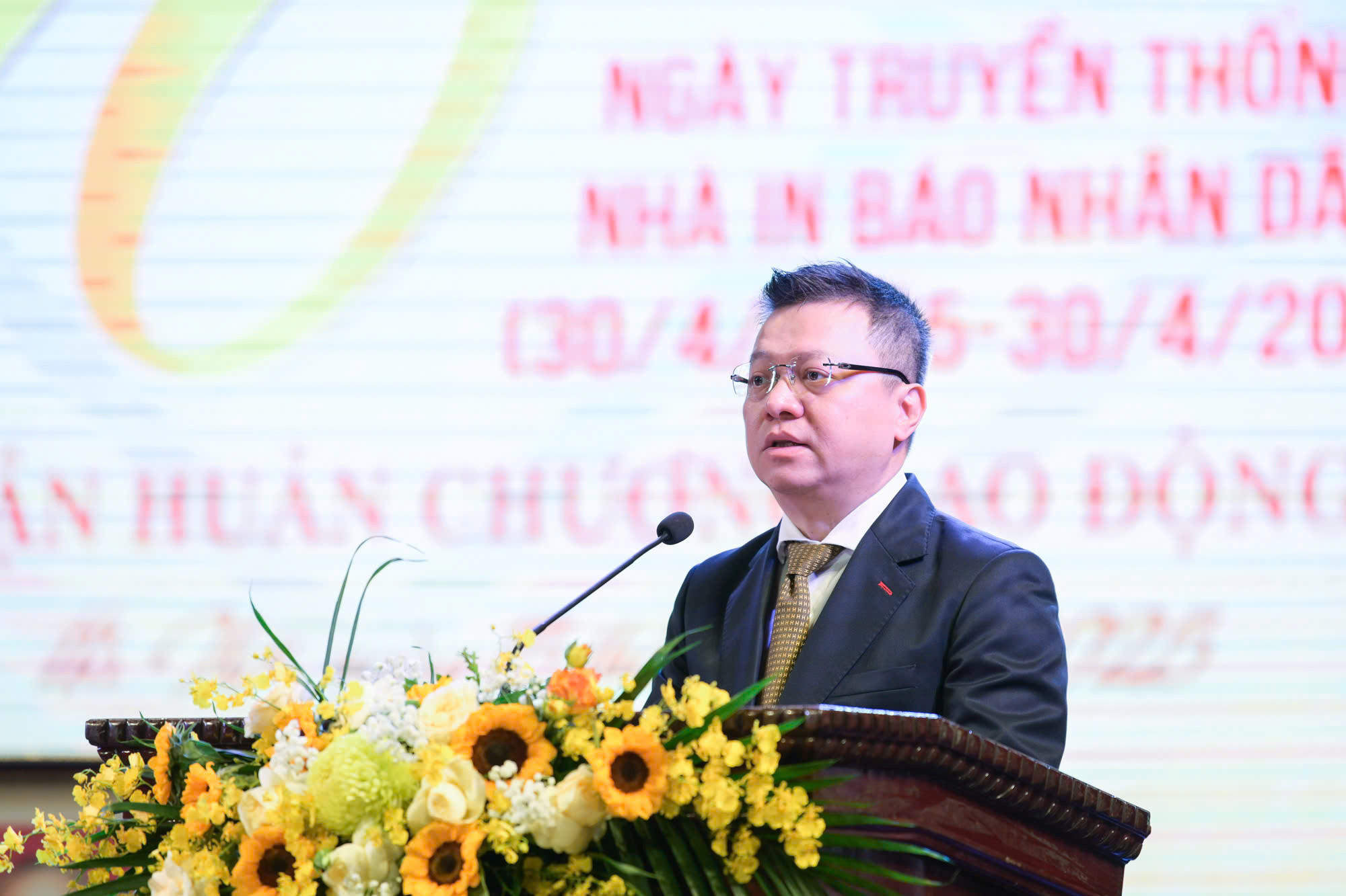 Đồng chí Lê Quốc Minh, Ủy viên Trung ương Đảng, Tổng Biên tập Báo Nhân Dân, Phó Trưởng Ban Tuyên giáo và Dân vận Trung ương, Chủ tịch Hội Nhà báo Việt Nam phát biểu tại buổi lễ.