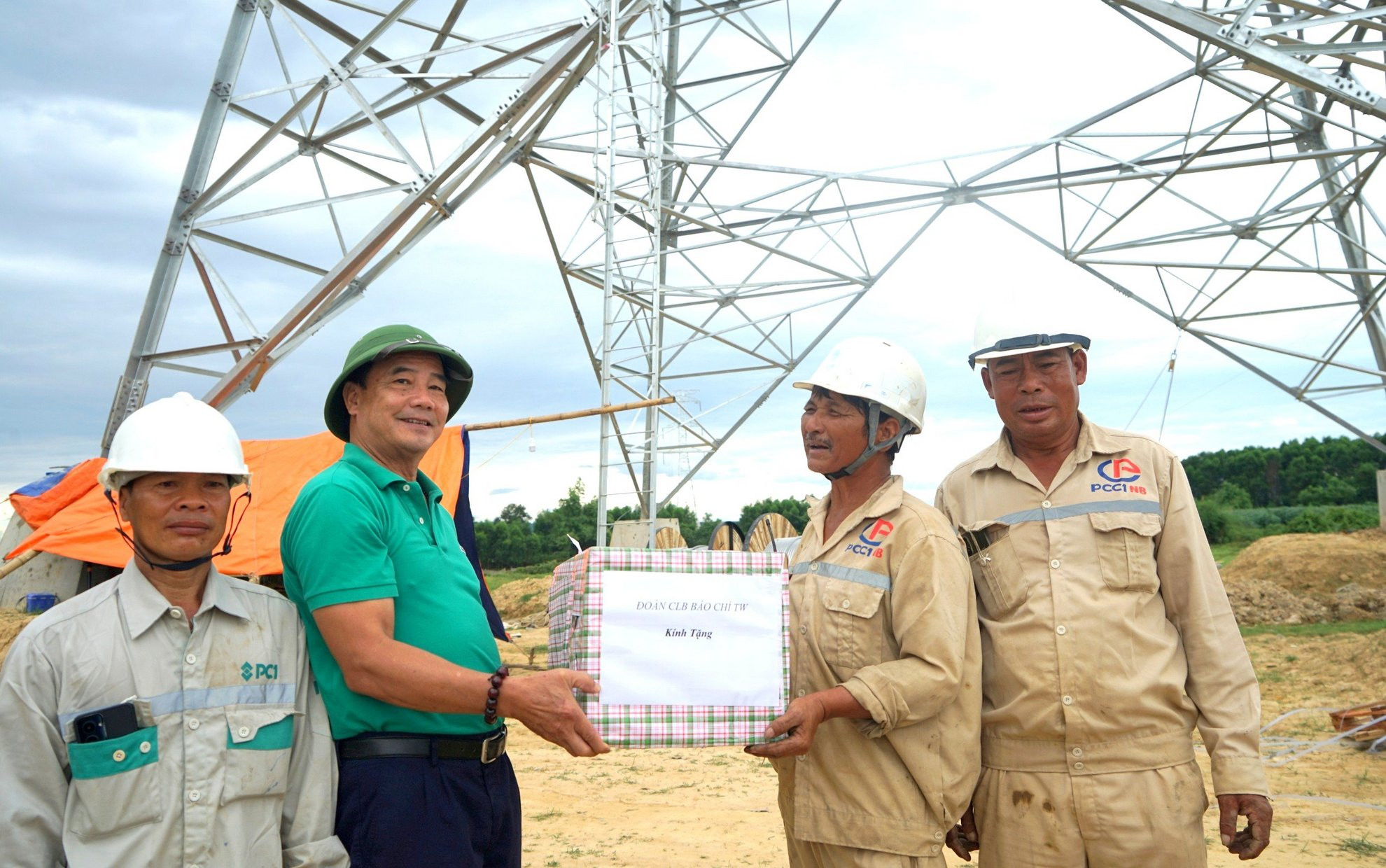Đại diện các cơ quan, đoàn thể thường xuyên tới thăm, tặng quà, động viên cán bộ, công nhân trên các công trường thi công đường dây 500kV mạch 3.