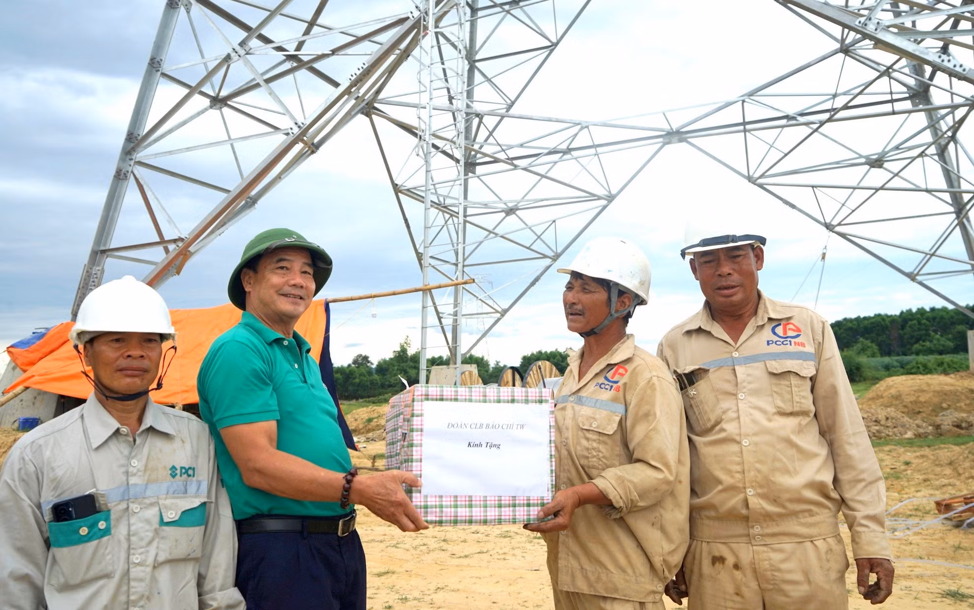 Đại diện các cơ quan, đoàn thể thường xuyên tới thăm, tặng quà, động viên cán bộ, công nhân trên các công trường thi công đường dây 500kV mạch 3.