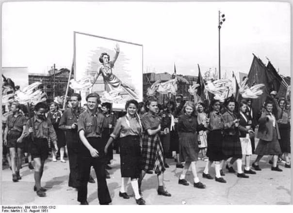 Hình tượng của bà đã trở thành biểu tượng trong các cuộc đấu tranh vì hòa bình.