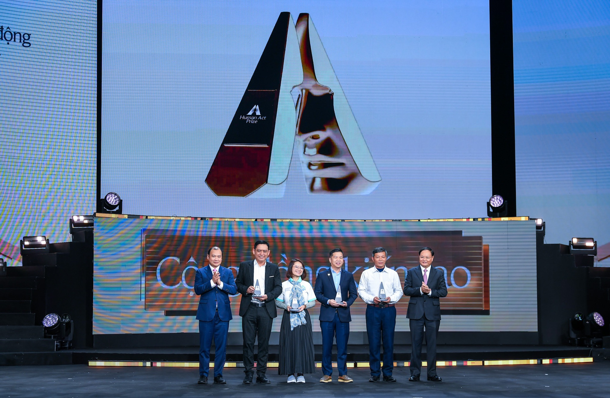 Đồng chí Lê Hải Bình, Ủy viên dự khuyết Trung ương Đảng, Tổng Biên tập Tạp chí Cộng sản và đồng chí Lê Minh Ngân, Thứ trưởng Tài nguyên và Môi trường trao Giải Dự án Bền bỉ cho 4 dự án. Đồng chí Lê Hải Bình, Ủy viên dự khuyết Trung ương Đảng, Tổng Biên tập Tạp chí Cộng sản và đồng chí Lê Minh Ngân, Thứ trưởng Tài nguyên và Môi trường trao Giải Dự án Bền bỉ cho 4 dự án.