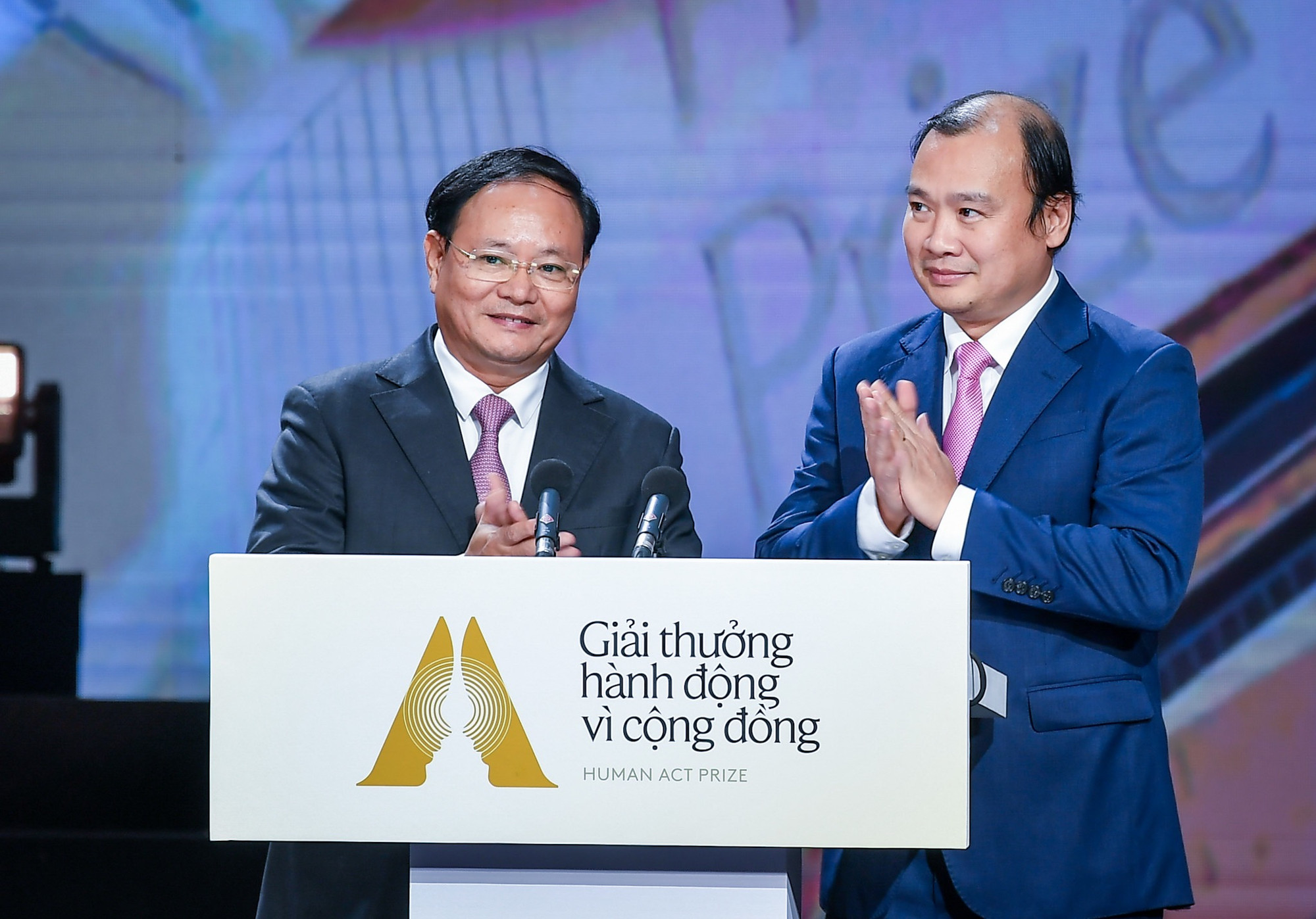 Đồng chí Lê Hải Bình, Ủy viên dự khuyết Trung ương Đảng, Tổng Biên tập Tạp chí Cộng sản và đồng chí Lê Minh Ngân, Thứ trưởng Tài nguyên và Môi trường công bố các dự án đạt Giải Dự án Bền bỉ. Đồng chí Lê Hải Bình, Ủy viên dự khuyết Trung ương Đảng, Tổng Biên tập Tạp chí Cộng sản và đồng chí Lê Minh Ngân, Thứ trưởng Tài nguyên và Môi trường công bố các dự án đạt Giải Dự án Bền bỉ.