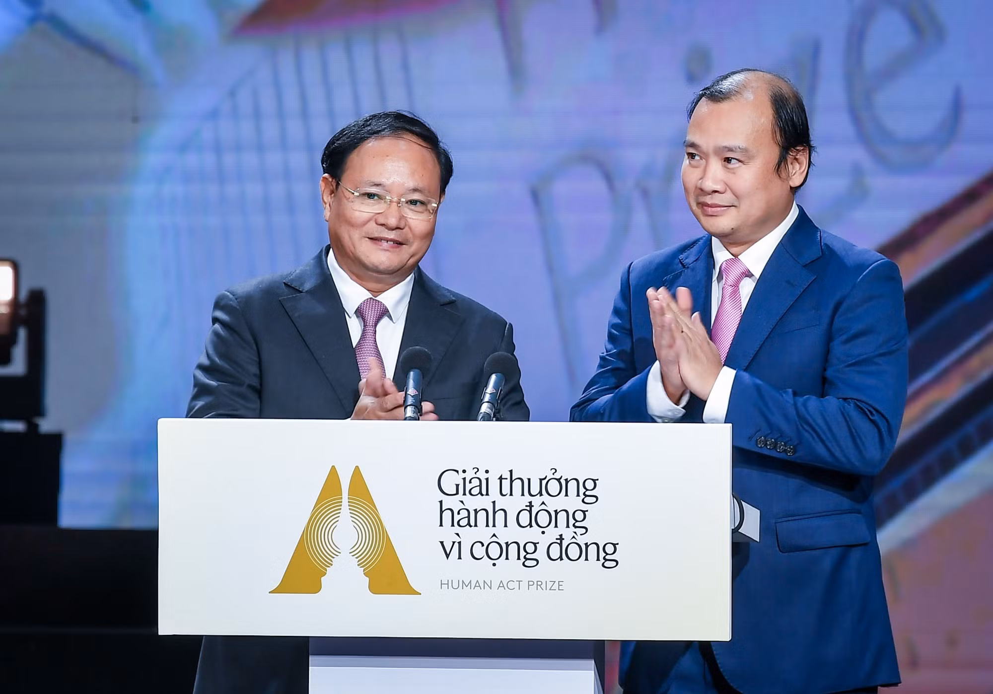 Đồng chí Lê Hải Bình, Ủy viên dự khuyết Trung ương Đảng, Tổng Biên tập Tạp chí Cộng sản và đồng chí Lê Minh Ngân, Thứ trưởng Tài nguyên và Môi trường công bố các dự án đạt Giải Dự án Bền bỉ.