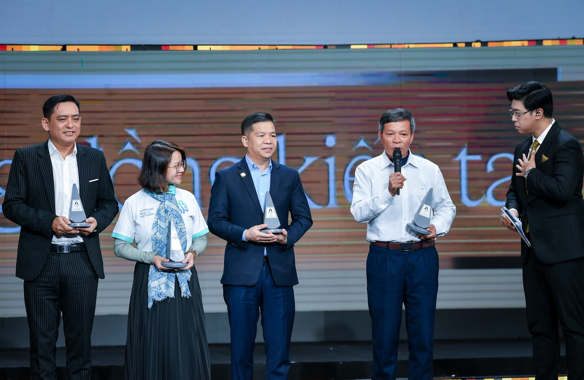 Ông Tú "voọc" chia sẻ về cái duyên khiến ông và các đồng nghiệp gắn bó với công tác bảo tồn voọc. Ông Tú "voọc" chia sẻ về cái duyên khiến ông và các đồng nghiệp gắn bó với công tác bảo tồn voọc.