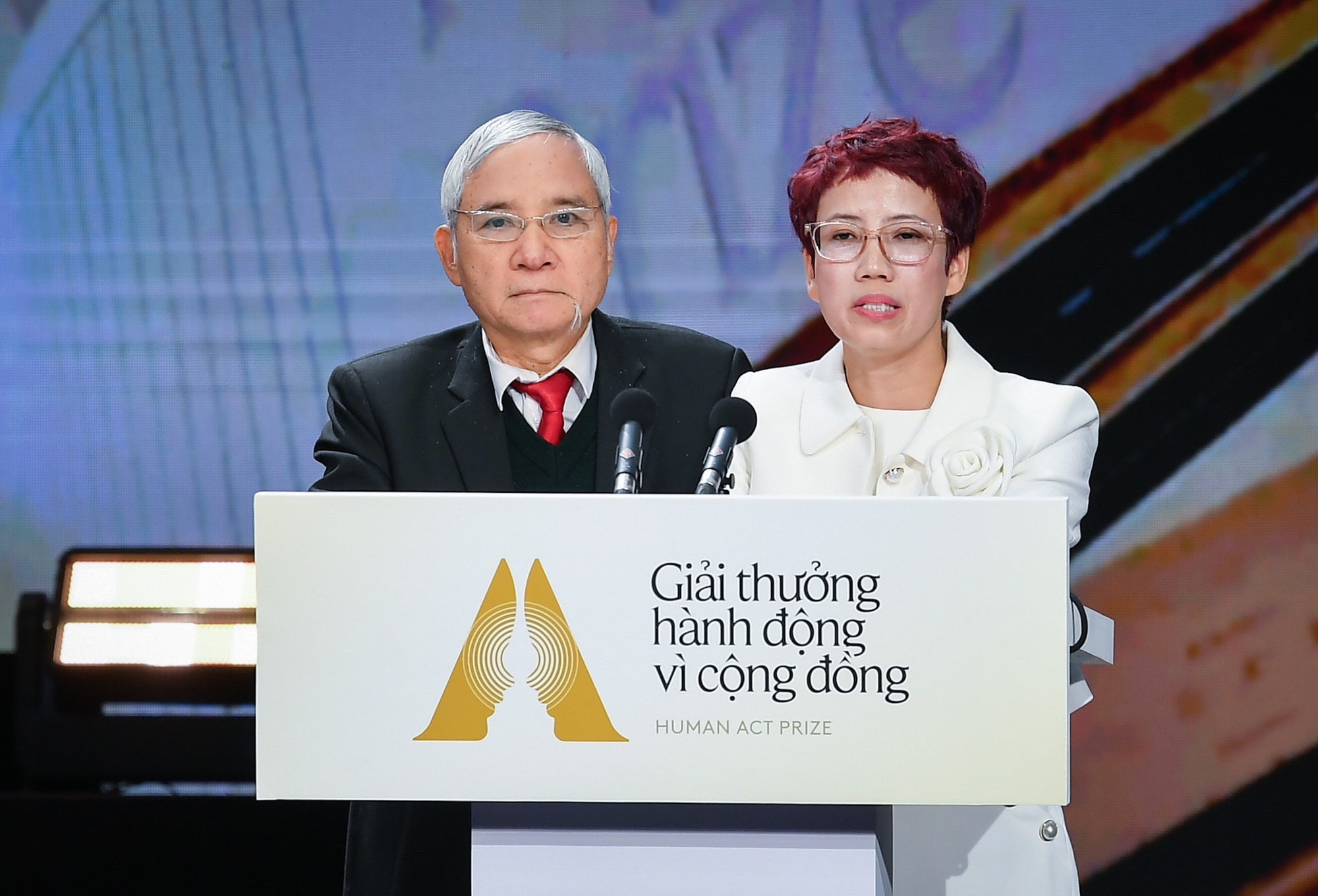 Đại diện Ban Giám khảo, GS Nguyễn Hữu Ninh và bà Trần Mai Anh công bố các dự án đạt Giải Dự án Kịp thời. Đại diện Ban Giám khảo, GS Nguyễn Hữu Ninh và bà Trần Mai Anh công bố các dự án đạt Giải Dự án Kịp thời.