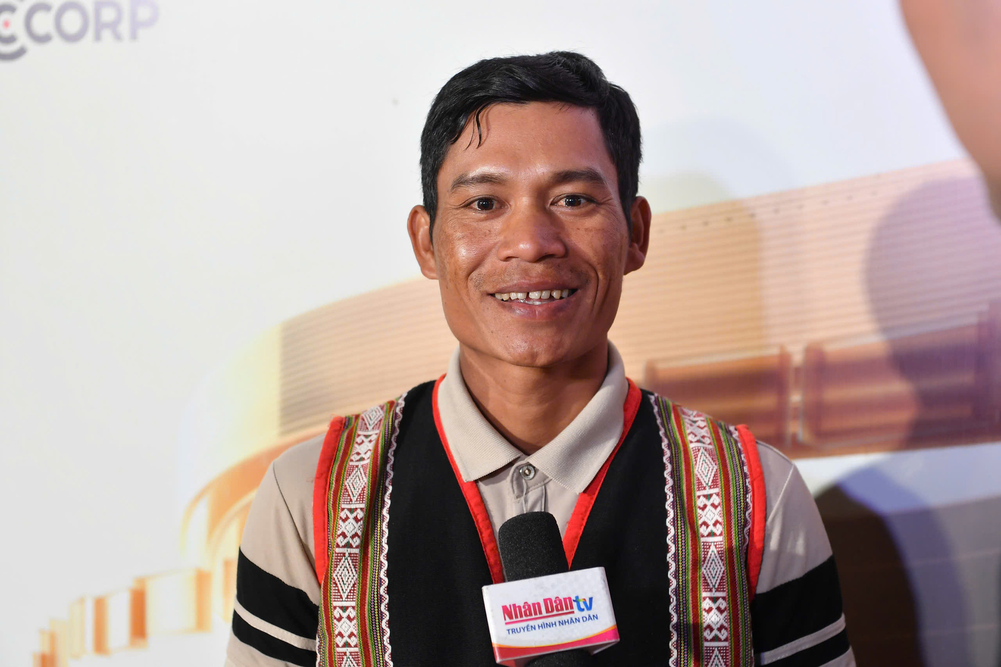 Đại diện cộng đồng dân tộc Ba Na đến từ Kon Tum chia sẻ về dự án bảo tồn ngôn ngữ dân tộc Ba Na Tây Nguyên. (Ảnh: THÀNH ĐẠT)