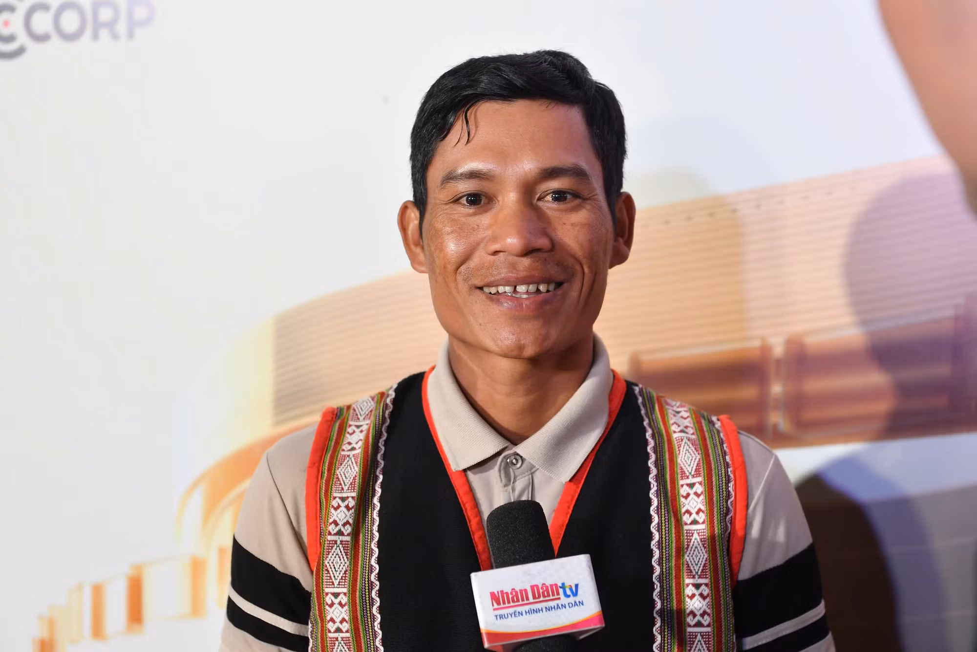 Đại diện cộng đồng dân tộc Ba Na đến từ Kon Tum chia sẻ về dự án bảo tồn ngôn ngữ dân tộc Ba Na Tây Nguyên. (Ảnh: THÀNH ĐẠT) Đại diện cộng đồng dân tộc Ba Na đến từ Kon Tum chia sẻ về dự án bảo tồn ngôn ngữ dân tộc Ba Na Tây Nguyên. (Ảnh: THÀNH ĐẠT)